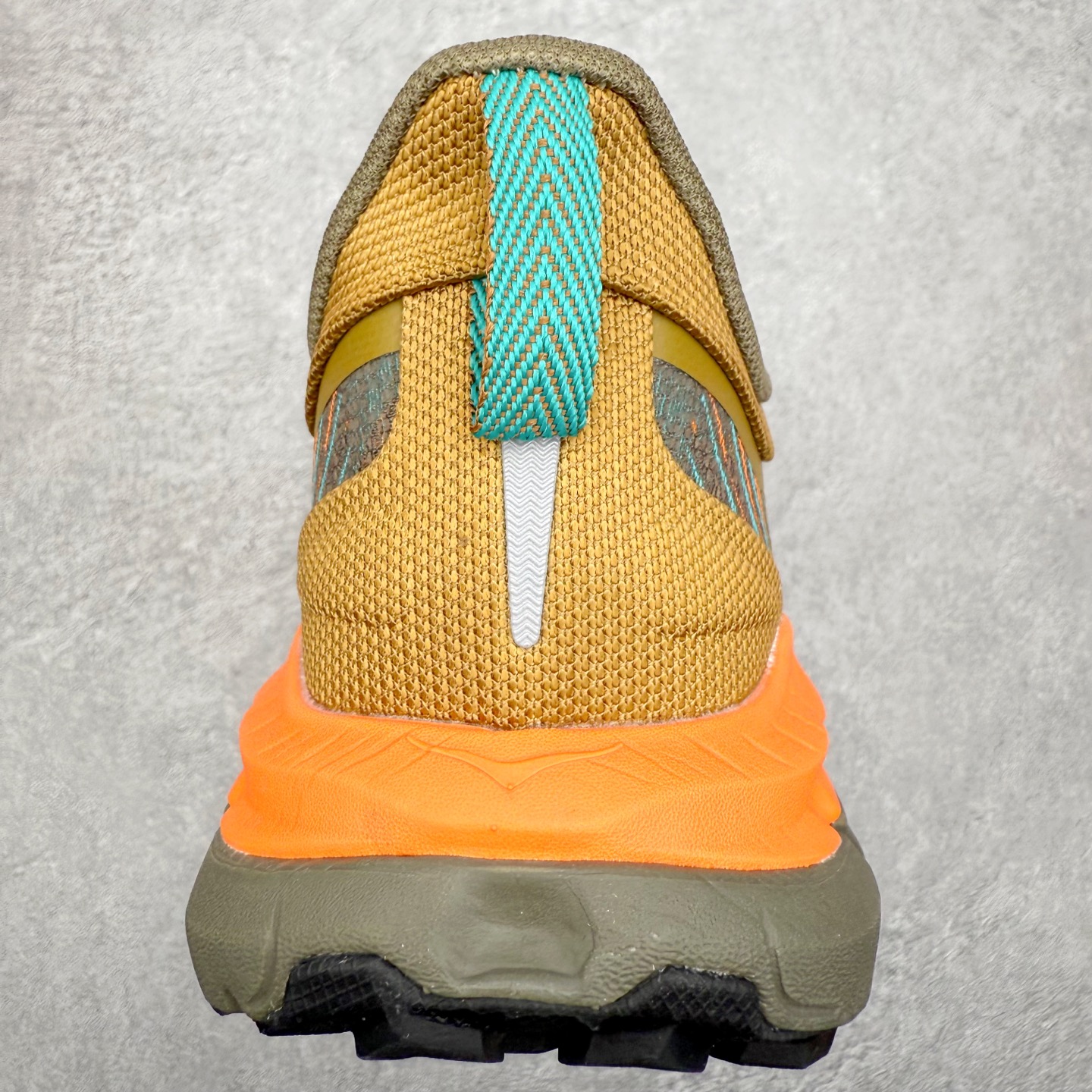 图片[8]-HOKA ONE ONE Mafate Speed 4 飞速玛法特4代系列低帮轻量户外越野休闲运动慢跑鞋 HOKA ONE ONE是来自美国的跑步鞋知名品牌，创立于2009年，始终致力于为所有跑者提供更新、更好的跑步装备。相比常规跑鞋，HOKA ONE ONE特别研发使用性能独特的几何形跑鞋中底，此种鞋底更厚、更高、回弹性也更好，除了卓越的缓冲性能，它还能为各种阶段的跑者带来更具动感、更加稳定的跑步体验。HOKAONE ONE从设计之初就清楚意识到，要保证跑者步幅的均匀一致，双脚自然而然的运动至关重要。尺码：36 36.5 37.5 38 39 40 40.5 41 42 42.5 43 44 45 46-选品中心