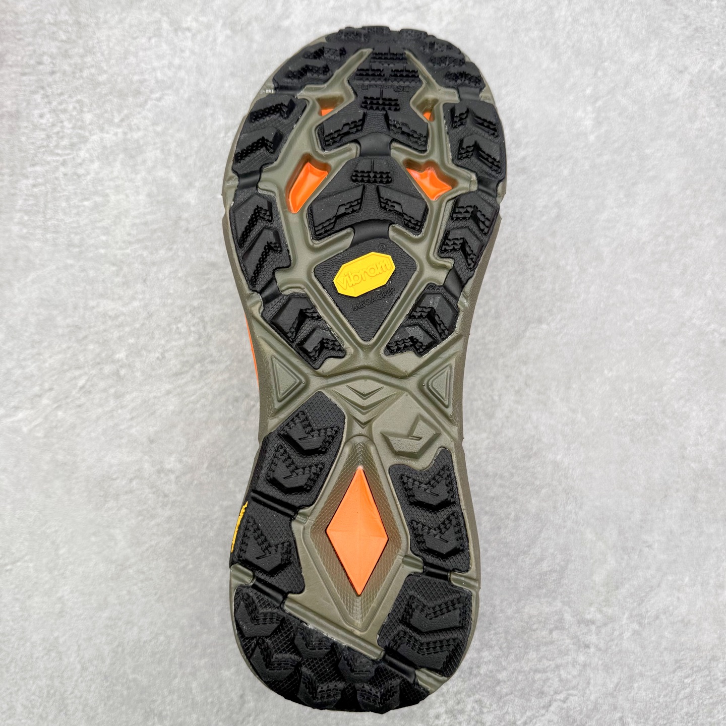 图片[9]-HOKA ONE ONE Mafate Speed 4 飞速玛法特4代系列低帮轻量户外越野休闲运动慢跑鞋 HOKA ONE ONE是来自美国的跑步鞋知名品牌，创立于2009年，始终致力于为所有跑者提供更新、更好的跑步装备。相比常规跑鞋，HOKA ONE ONE特别研发使用性能独特的几何形跑鞋中底，此种鞋底更厚、更高、回弹性也更好，除了卓越的缓冲性能，它还能为各种阶段的跑者带来更具动感、更加稳定的跑步体验。HOKAONE ONE从设计之初就清楚意识到，要保证跑者步幅的均匀一致，双脚自然而然的运动至关重要。尺码：36 36.5 37.5 38 39 40 40.5 41 42 42.5 43 44 45 46-选品中心