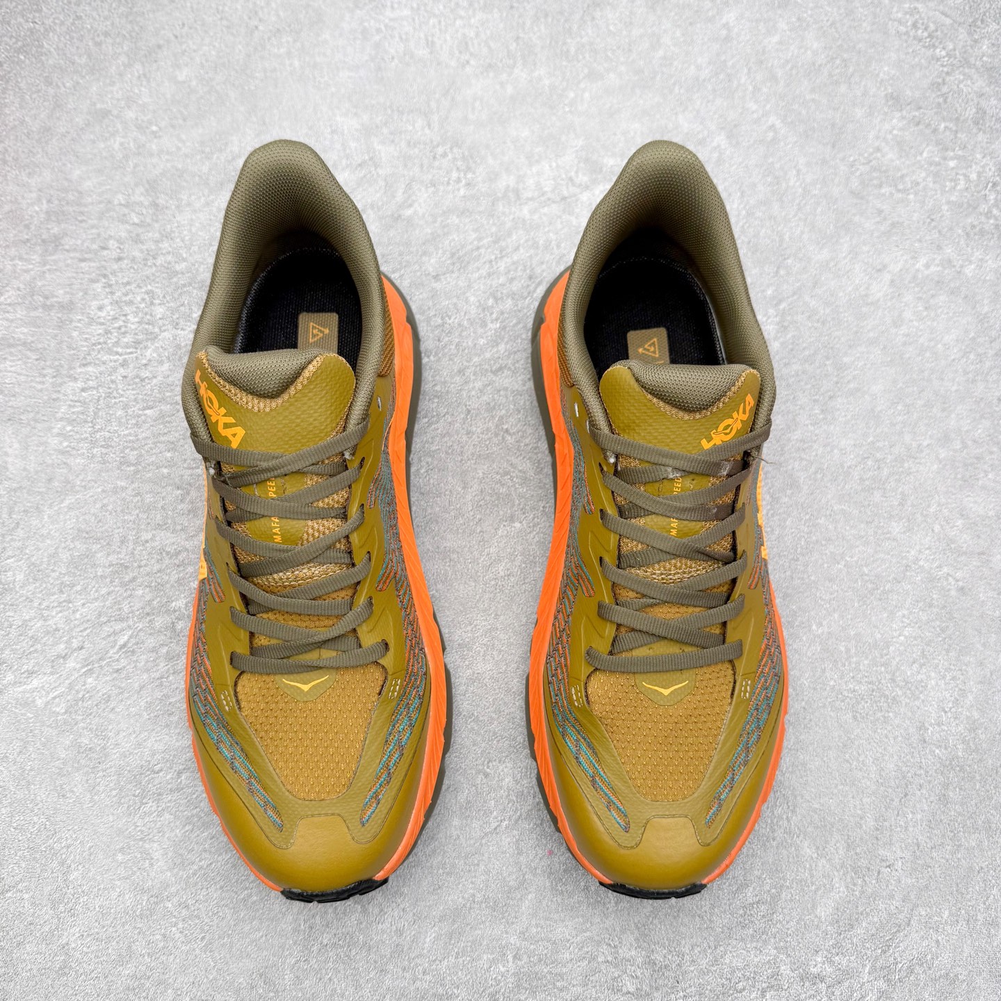 图片[2]-HOKA ONE ONE Mafate Speed 4 飞速玛法特4代系列低帮轻量户外越野休闲运动慢跑鞋 HOKA ONE ONE是来自美国的跑步鞋知名品牌，创立于2009年，始终致力于为所有跑者提供更新、更好的跑步装备。相比常规跑鞋，HOKA ONE ONE特别研发使用性能独特的几何形跑鞋中底，此种鞋底更厚、更高、回弹性也更好，除了卓越的缓冲性能，它还能为各种阶段的跑者带来更具动感、更加稳定的跑步体验。HOKAONE ONE从设计之初就清楚意识到，要保证跑者步幅的均匀一致，双脚自然而然的运动至关重要。尺码：36 36.5 37.5 38 39 40 40.5 41 42 42.5 43 44 45 46-选品中心