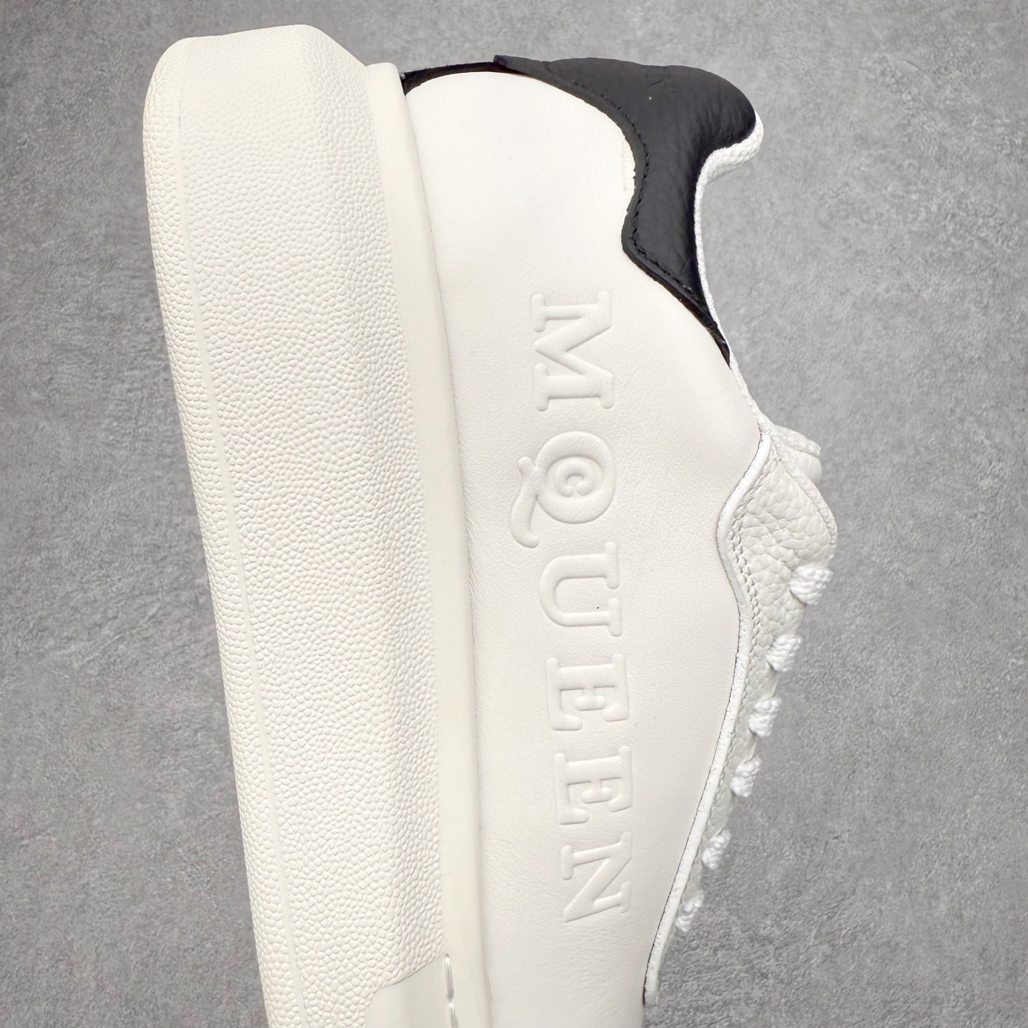 图片[6]-Alexander McQueen 亚历山大麦昆小白鞋 东莞纯原 现市场所售版本天花板一梯队级别 原鞋在手可对比 可提供拍摄 高端零售客户最爱厚底增高小白鞋 正品购回原版开发 鞋底厚4.5cm 全鞋面进口牛皮 丝绸亚光原版水染羊皮内里 牛皮垫脚 回弹度到位 耐磨舒适 （⚠官方同步尺码带半码）全套得物毒盒蓝色外包盒 加厚层工艺原盒 并赠送极品丝带和购物袋 中底附带厂标钢印 女码中底和原版一致的13钉工艺（作用是小钉弯曲后可将中底与帮脚抓得更紧密）鞋盒贴标使用了高精密打印机，清晰与原版一致赠送加厚麻布防尘袋 闲置时可使用防尘尺码：35 36 36.5 37 37.5 38 38.5 39 40 40.5 41 41.5 42 42.5 43 43.5 44 45 官网一致尺码-选品中心