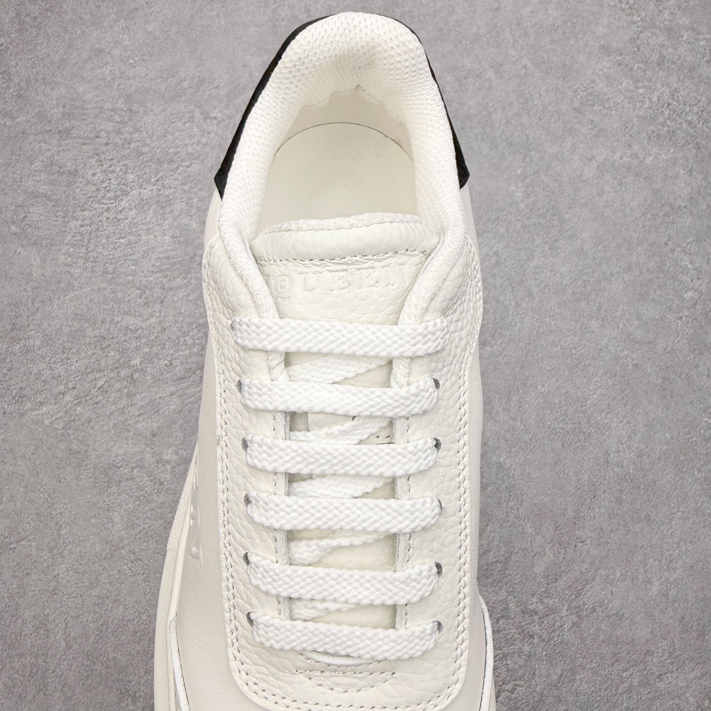 图片[5]-Alexander McQueen 亚历山大麦昆小白鞋 东莞纯原 现市场所售版本天花板一梯队级别 原鞋在手可对比 可提供拍摄 高端零售客户最爱厚底增高小白鞋 正品购回原版开发 鞋底厚4.5cm 全鞋面进口牛皮 丝绸亚光原版水染羊皮内里 牛皮垫脚 回弹度到位 耐磨舒适 （⚠官方同步尺码带半码）全套得物毒盒蓝色外包盒 加厚层工艺原盒 并赠送极品丝带和购物袋 中底附带厂标钢印 女码中底和原版一致的13钉工艺（作用是小钉弯曲后可将中底与帮脚抓得更紧密）鞋盒贴标使用了高精密打印机，清晰与原版一致赠送加厚麻布防尘袋 闲置时可使用防尘尺码：35 36 36.5 37 37.5 38 38.5 39 40 40.5 41 41.5 42 42.5 43 43.5 44 45 官网一致尺码-选品中心