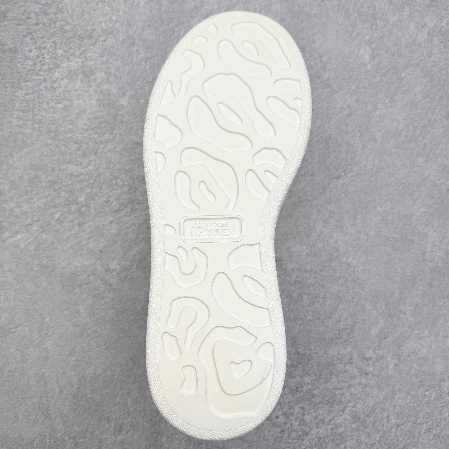 图片[9]-Alexander McQueen 亚历山大麦昆小白鞋 东莞纯原 现市场所售版本天花板一梯队级别 原鞋在手可对比 可提供拍摄 高端零售客户最爱厚底增高小白鞋 正品购回原版开发 鞋底厚4.5cm 全鞋面进口牛皮 丝绸亚光原版水染羊皮内里 牛皮垫脚 回弹度到位 耐磨舒适 （⚠官方同步尺码带半码）全套得物毒盒蓝色外包盒 加厚层工艺原盒 并赠送极品丝带和购物袋 中底附带厂标钢印 女码中底和原版一致的13钉工艺（作用是小钉弯曲后可将中底与帮脚抓得更紧密）鞋盒贴标使用了高精密打印机，清晰与原版一致赠送加厚麻布防尘袋 闲置时可使用防尘尺码：35 36 36.5 37 37.5 38 38.5 39 40 40.5 41 41.5 42 42.5 43 43.5 44 45 官网一致尺码-选品中心