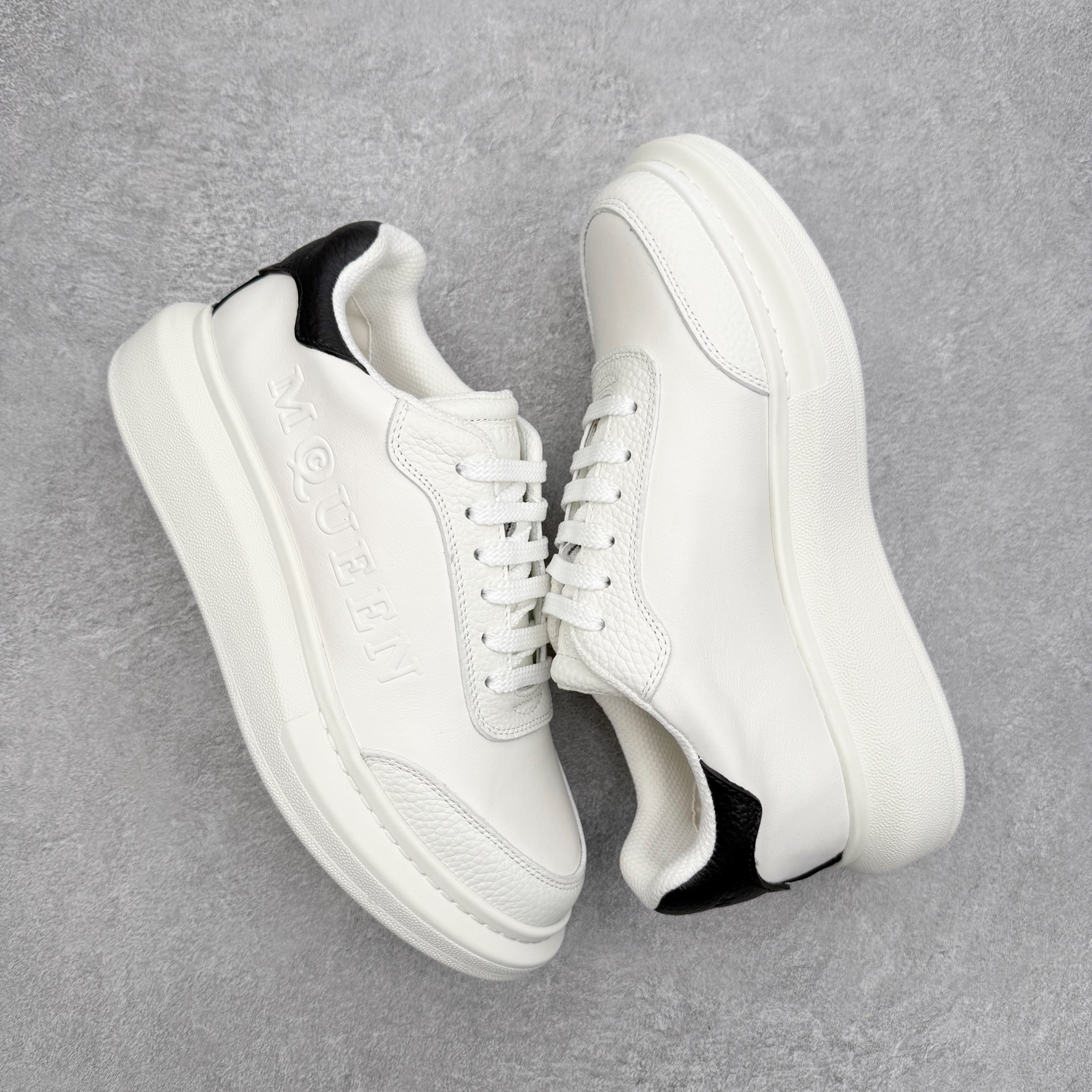 图片[3]-Alexander McQueen 亚历山大麦昆小白鞋 东莞纯原 现市场所售版本天花板一梯队级别 原鞋在手可对比 可提供拍摄 高端零售客户最爱厚底增高小白鞋 正品购回原版开发 鞋底厚4.5cm 全鞋面进口牛皮 丝绸亚光原版水染羊皮内里 牛皮垫脚 回弹度到位 耐磨舒适 （⚠官方同步尺码带半码）全套得物毒盒蓝色外包盒 加厚层工艺原盒 并赠送极品丝带和购物袋 中底附带厂标钢印 女码中底和原版一致的13钉工艺（作用是小钉弯曲后可将中底与帮脚抓得更紧密）鞋盒贴标使用了高精密打印机，清晰与原版一致赠送加厚麻布防尘袋 闲置时可使用防尘尺码：35 36 36.5 37 37.5 38 38.5 39 40 40.5 41 41.5 42 42.5 43 43.5 44 45 官网一致尺码-选品中心