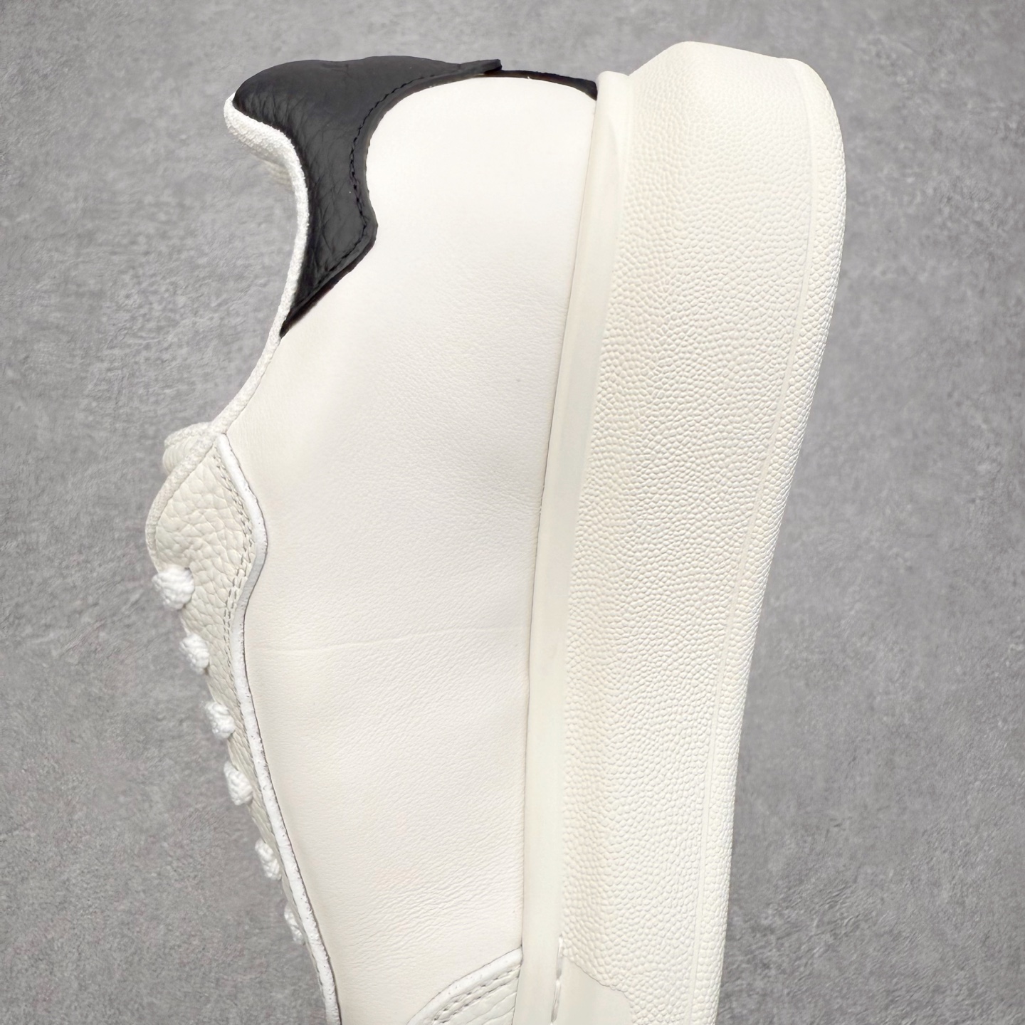 图片[7]-Alexander McQueen 亚历山大麦昆小白鞋 东莞纯原 现市场所售版本天花板一梯队级别 原鞋在手可对比 可提供拍摄 高端零售客户最爱厚底增高小白鞋 正品购回原版开发 鞋底厚4.5cm 全鞋面进口牛皮 丝绸亚光原版水染羊皮内里 牛皮垫脚 回弹度到位 耐磨舒适 （⚠官方同步尺码带半码）全套得物毒盒蓝色外包盒 加厚层工艺原盒 并赠送极品丝带和购物袋 中底附带厂标钢印 女码中底和原版一致的13钉工艺（作用是小钉弯曲后可将中底与帮脚抓得更紧密）鞋盒贴标使用了高精密打印机，清晰与原版一致赠送加厚麻布防尘袋 闲置时可使用防尘尺码：35 36 36.5 37 37.5 38 38.5 39 40 40.5 41 41.5 42 42.5 43 43.5 44 45 官网一致尺码-选品中心