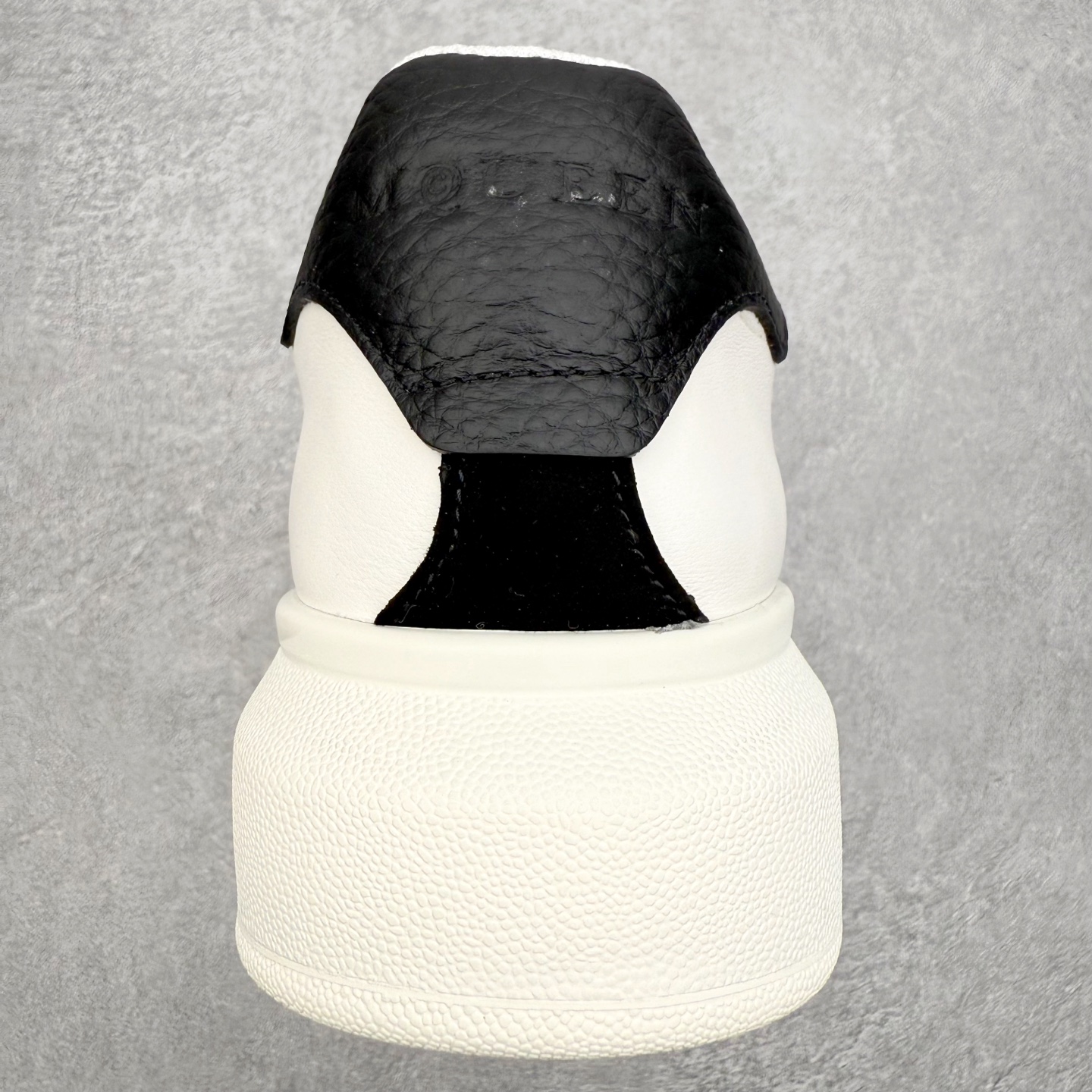 图片[8]-Alexander McQueen 亚历山大麦昆小白鞋 东莞纯原 现市场所售版本天花板一梯队级别 原鞋在手可对比 可提供拍摄 高端零售客户最爱厚底增高小白鞋 正品购回原版开发 鞋底厚4.5cm 全鞋面进口牛皮 丝绸亚光原版水染羊皮内里 牛皮垫脚 回弹度到位 耐磨舒适 （⚠官方同步尺码带半码）全套得物毒盒蓝色外包盒 加厚层工艺原盒 并赠送极品丝带和购物袋 中底附带厂标钢印 女码中底和原版一致的13钉工艺（作用是小钉弯曲后可将中底与帮脚抓得更紧密）鞋盒贴标使用了高精密打印机，清晰与原版一致赠送加厚麻布防尘袋 闲置时可使用防尘尺码：35 36 36.5 37 37.5 38 38.5 39 40 40.5 41 41.5 42 42.5 43 43.5 44 45 官网一致尺码-选品中心