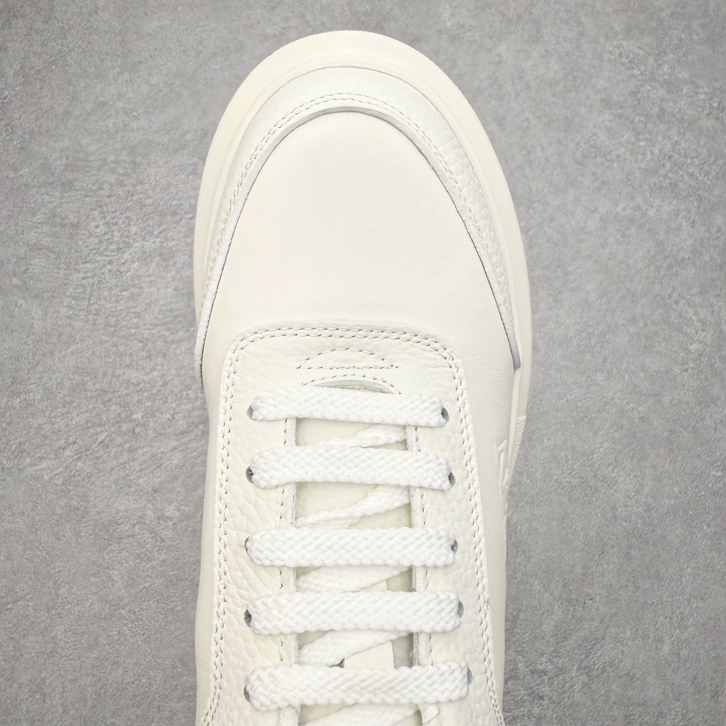 图片[4]-Alexander McQueen 亚历山大麦昆小白鞋 东莞纯原 现市场所售版本天花板一梯队级别 原鞋在手可对比 可提供拍摄 高端零售客户最爱厚底增高小白鞋 正品购回原版开发 鞋底厚4.5cm 全鞋面进口牛皮 丝绸亚光原版水染羊皮内里 牛皮垫脚 回弹度到位 耐磨舒适 （⚠官方同步尺码带半码）全套得物毒盒蓝色外包盒 加厚层工艺原盒 并赠送极品丝带和购物袋 中底附带厂标钢印 女码中底和原版一致的13钉工艺（作用是小钉弯曲后可将中底与帮脚抓得更紧密）鞋盒贴标使用了高精密打印机，清晰与原版一致赠送加厚麻布防尘袋 闲置时可使用防尘尺码：35 36 36.5 37 37.5 38 38.5 39 40 40.5 41 41.5 42 42.5 43 43.5 44 45 官网一致尺码-选品中心