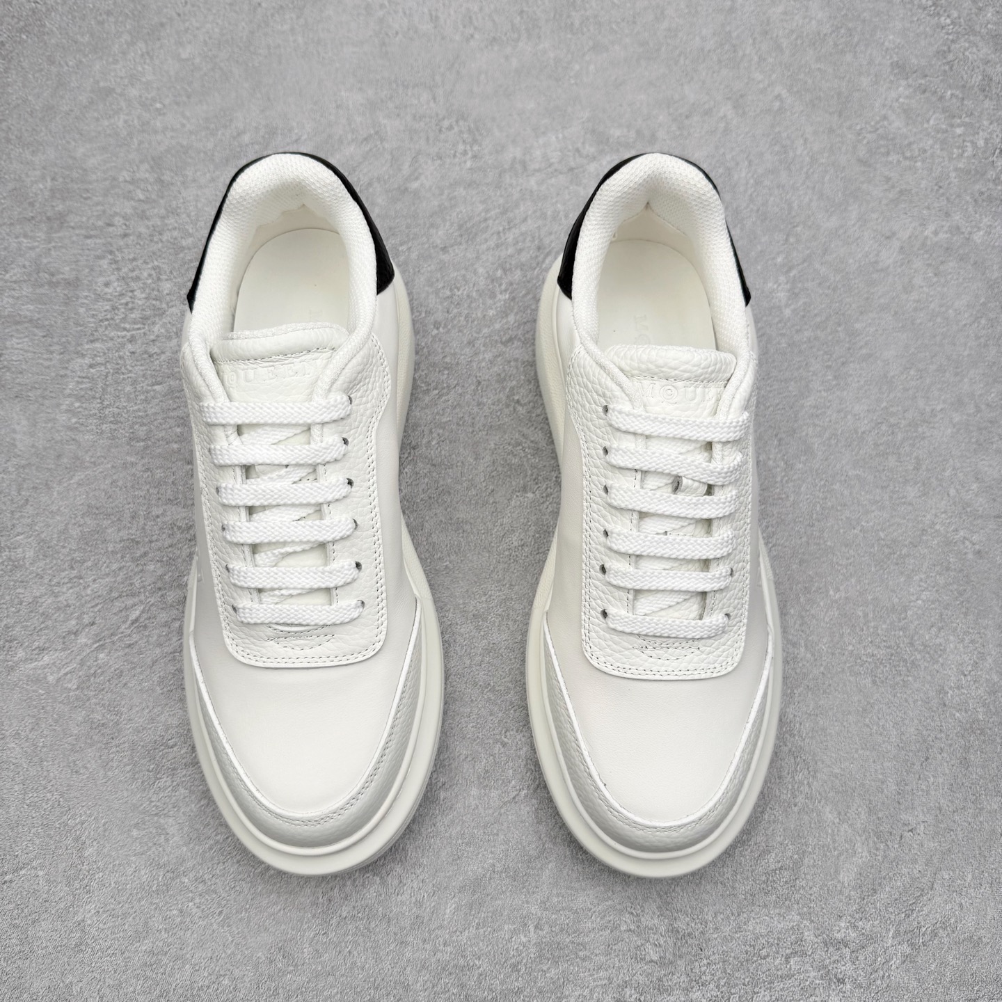 图片[2]-Alexander McQueen 亚历山大麦昆小白鞋 东莞纯原 现市场所售版本天花板一梯队级别 原鞋在手可对比 可提供拍摄 高端零售客户最爱厚底增高小白鞋 正品购回原版开发 鞋底厚4.5cm 全鞋面进口牛皮 丝绸亚光原版水染羊皮内里 牛皮垫脚 回弹度到位 耐磨舒适 （⚠官方同步尺码带半码）全套得物毒盒蓝色外包盒 加厚层工艺原盒 并赠送极品丝带和购物袋 中底附带厂标钢印 女码中底和原版一致的13钉工艺（作用是小钉弯曲后可将中底与帮脚抓得更紧密）鞋盒贴标使用了高精密打印机，清晰与原版一致赠送加厚麻布防尘袋 闲置时可使用防尘尺码：35 36 36.5 37 37.5 38 38.5 39 40 40.5 41 41.5 42 42.5 43 43.5 44 45 官网一致尺码-选品中心