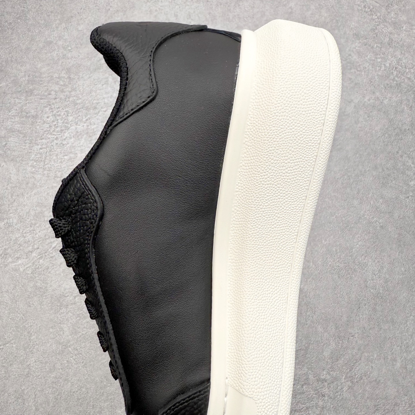 图片[7]-Alexander McQueen 亚历山大麦昆小白鞋 东莞纯原 现市场所售版本天花板一梯队级别 原鞋在手可对比 可提供拍摄 高端零售客户最爱厚底增高小白鞋 正品购回原版开发 鞋底厚4.5cm 全鞋面进口牛皮 丝绸亚光原版水染羊皮内里 牛皮垫脚 回弹度到位 耐磨舒适 （⚠官方同步尺码带半码）全套得物毒盒蓝色外包盒 加厚层工艺原盒 并赠送极品丝带和购物袋 中底附带厂标钢印 女码中底和原版一致的13钉工艺（作用是小钉弯曲后可将中底与帮脚抓得更紧密）鞋盒贴标使用了高精密打印机，清晰与原版一致赠送加厚麻布防尘袋 闲置时可使用防尘尺码：35 36 36.5 37 37.5 38 38.5 39 40 40.5 41 41.5 42 42.5 43 43.5 44 45 官网一致尺码-选品中心