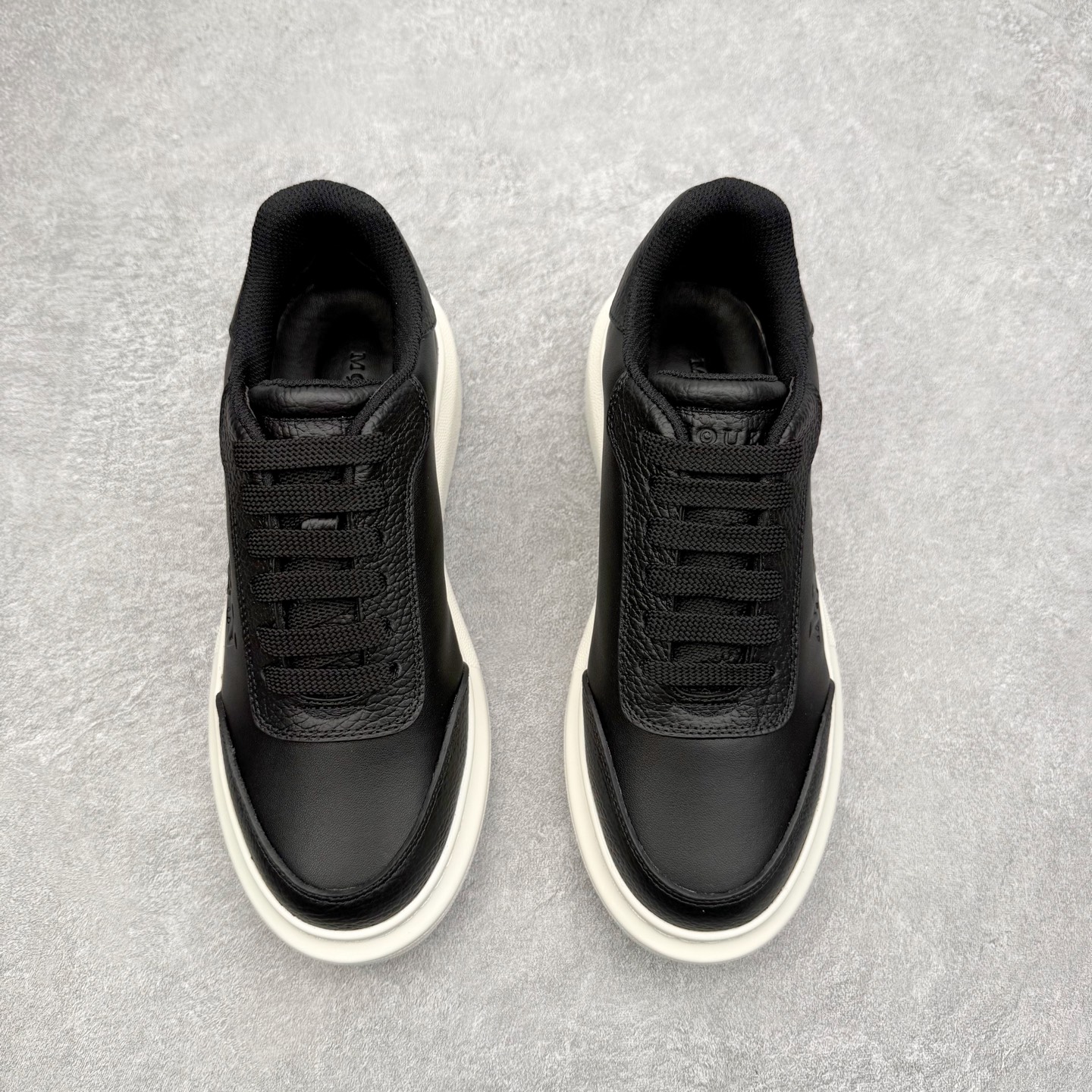 图片[2]-Alexander McQueen 亚历山大麦昆小白鞋 东莞纯原 现市场所售版本天花板一梯队级别 原鞋在手可对比 可提供拍摄 高端零售客户最爱厚底增高小白鞋 正品购回原版开发 鞋底厚4.5cm 全鞋面进口牛皮 丝绸亚光原版水染羊皮内里 牛皮垫脚 回弹度到位 耐磨舒适 （⚠官方同步尺码带半码）全套得物毒盒蓝色外包盒 加厚层工艺原盒 并赠送极品丝带和购物袋 中底附带厂标钢印 女码中底和原版一致的13钉工艺（作用是小钉弯曲后可将中底与帮脚抓得更紧密）鞋盒贴标使用了高精密打印机，清晰与原版一致赠送加厚麻布防尘袋 闲置时可使用防尘尺码：35 36 36.5 37 37.5 38 38.5 39 40 40.5 41 41.5 42 42.5 43 43.5 44 45 官网一致尺码-选品中心