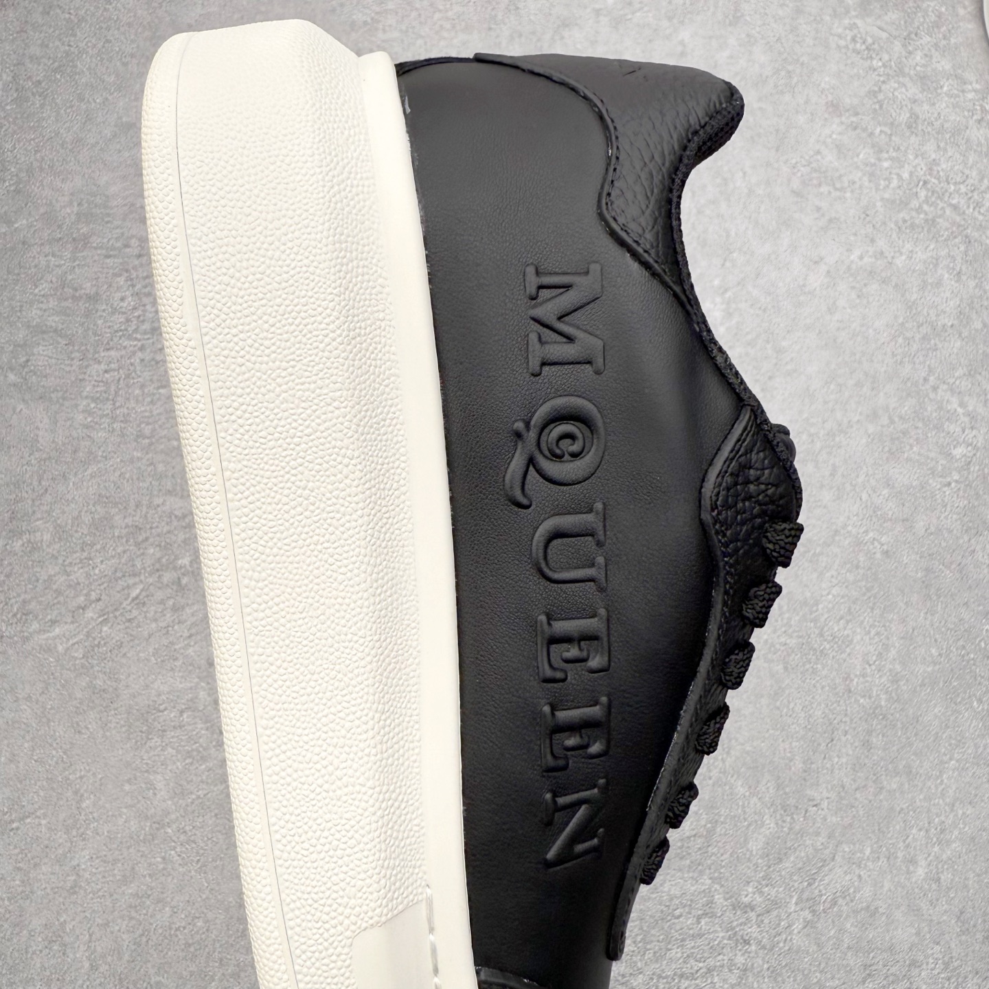 图片[6]-Alexander McQueen 亚历山大麦昆小白鞋 东莞纯原 现市场所售版本天花板一梯队级别 原鞋在手可对比 可提供拍摄 高端零售客户最爱厚底增高小白鞋 正品购回原版开发 鞋底厚4.5cm 全鞋面进口牛皮 丝绸亚光原版水染羊皮内里 牛皮垫脚 回弹度到位 耐磨舒适 （⚠官方同步尺码带半码）全套得物毒盒蓝色外包盒 加厚层工艺原盒 并赠送极品丝带和购物袋 中底附带厂标钢印 女码中底和原版一致的13钉工艺（作用是小钉弯曲后可将中底与帮脚抓得更紧密）鞋盒贴标使用了高精密打印机，清晰与原版一致赠送加厚麻布防尘袋 闲置时可使用防尘尺码：35 36 36.5 37 37.5 38 38.5 39 40 40.5 41 41.5 42 42.5 43 43.5 44 45 官网一致尺码-选品中心