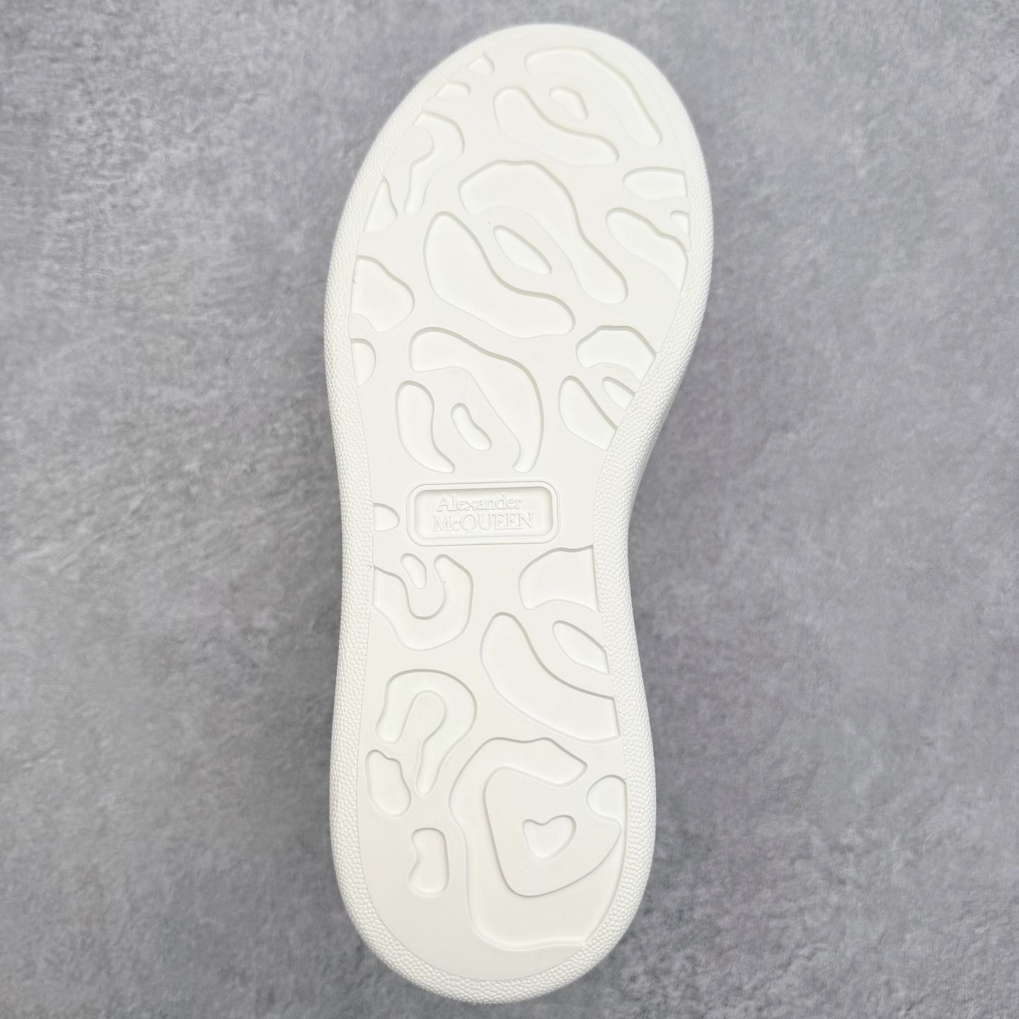 图片[9]-Alexander McQueen 亚历山大麦昆小白鞋 东莞纯原 现市场所售版本天花板一梯队级别 原鞋在手可对比 可提供拍摄 高端零售客户最爱厚底增高小白鞋 正品购回原版开发 鞋底厚4.5cm 全鞋面进口牛皮 丝绸亚光原版水染羊皮内里 牛皮垫脚 回弹度到位 耐磨舒适 （⚠官方同步尺码带半码）全套得物毒盒蓝色外包盒 加厚层工艺原盒 并赠送极品丝带和购物袋 中底附带厂标钢印 女码中底和原版一致的13钉工艺（作用是小钉弯曲后可将中底与帮脚抓得更紧密）鞋盒贴标使用了高精密打印机，清晰与原版一致赠送加厚麻布防尘袋 闲置时可使用防尘尺码：35 36 36.5 37 37.5 38 38.5 39 40 40.5 41 41.5 42 42.5 43 43.5 44 45 官网一致尺码-选品中心