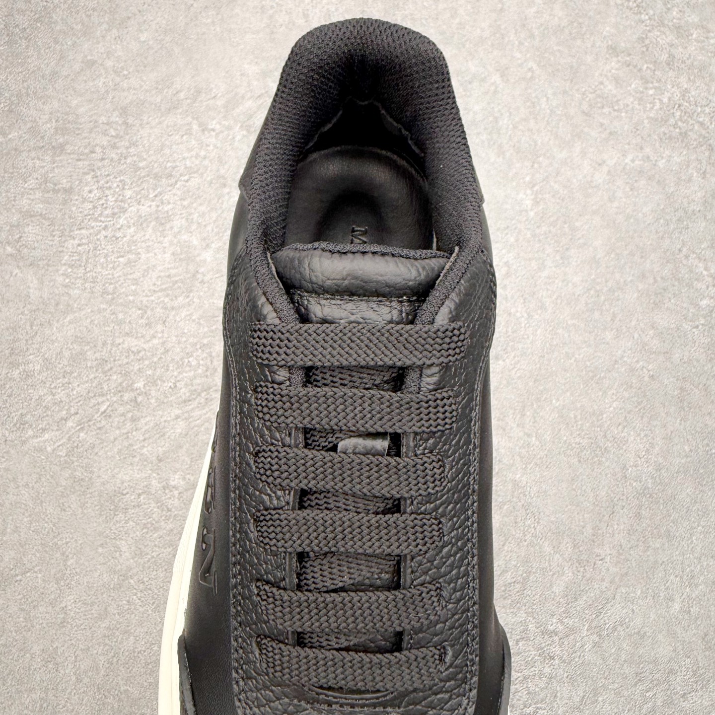 图片[5]-Alexander McQueen 亚历山大麦昆小白鞋 东莞纯原 现市场所售版本天花板一梯队级别 原鞋在手可对比 可提供拍摄 高端零售客户最爱厚底增高小白鞋 正品购回原版开发 鞋底厚4.5cm 全鞋面进口牛皮 丝绸亚光原版水染羊皮内里 牛皮垫脚 回弹度到位 耐磨舒适 （⚠官方同步尺码带半码）全套得物毒盒蓝色外包盒 加厚层工艺原盒 并赠送极品丝带和购物袋 中底附带厂标钢印 女码中底和原版一致的13钉工艺（作用是小钉弯曲后可将中底与帮脚抓得更紧密）鞋盒贴标使用了高精密打印机，清晰与原版一致赠送加厚麻布防尘袋 闲置时可使用防尘尺码：35 36 36.5 37 37.5 38 38.5 39 40 40.5 41 41.5 42 42.5 43 43.5 44 45 官网一致尺码-选品中心