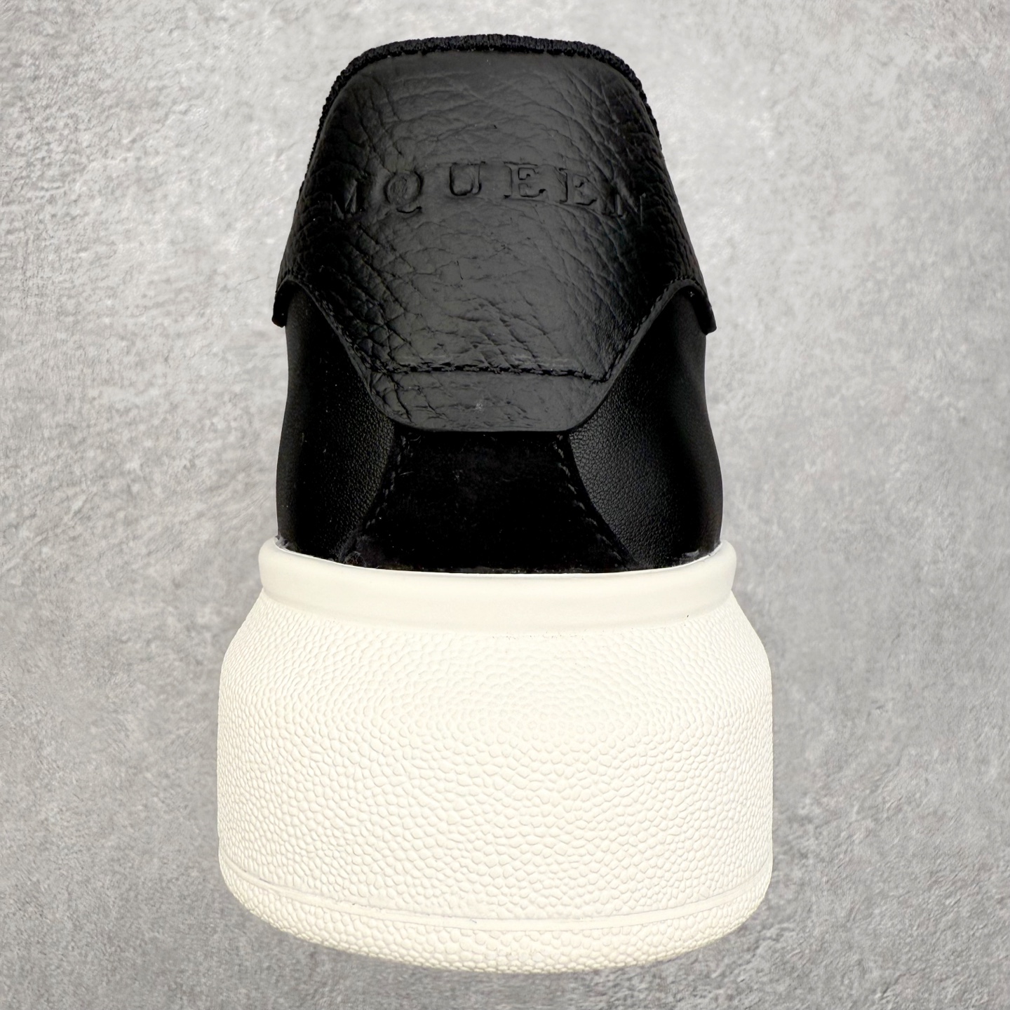 图片[8]-Alexander McQueen 亚历山大麦昆小白鞋 东莞纯原 现市场所售版本天花板一梯队级别 原鞋在手可对比 可提供拍摄 高端零售客户最爱厚底增高小白鞋 正品购回原版开发 鞋底厚4.5cm 全鞋面进口牛皮 丝绸亚光原版水染羊皮内里 牛皮垫脚 回弹度到位 耐磨舒适 （⚠官方同步尺码带半码）全套得物毒盒蓝色外包盒 加厚层工艺原盒 并赠送极品丝带和购物袋 中底附带厂标钢印 女码中底和原版一致的13钉工艺（作用是小钉弯曲后可将中底与帮脚抓得更紧密）鞋盒贴标使用了高精密打印机，清晰与原版一致赠送加厚麻布防尘袋 闲置时可使用防尘尺码：35 36 36.5 37 37.5 38 38.5 39 40 40.5 41 41.5 42 42.5 43 43.5 44 45 官网一致尺码-选品中心