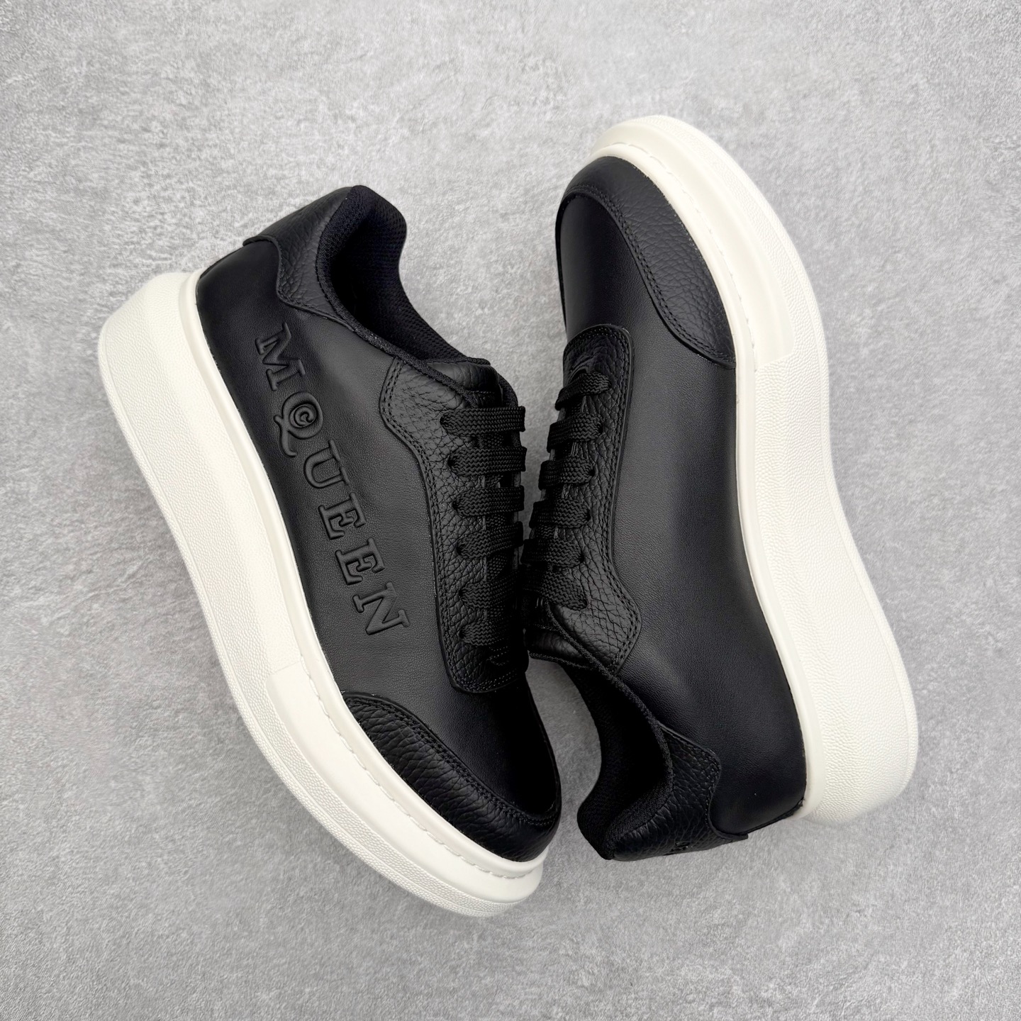 图片[3]-Alexander McQueen 亚历山大麦昆小白鞋 东莞纯原 现市场所售版本天花板一梯队级别 原鞋在手可对比 可提供拍摄 高端零售客户最爱厚底增高小白鞋 正品购回原版开发 鞋底厚4.5cm 全鞋面进口牛皮 丝绸亚光原版水染羊皮内里 牛皮垫脚 回弹度到位 耐磨舒适 （⚠官方同步尺码带半码）全套得物毒盒蓝色外包盒 加厚层工艺原盒 并赠送极品丝带和购物袋 中底附带厂标钢印 女码中底和原版一致的13钉工艺（作用是小钉弯曲后可将中底与帮脚抓得更紧密）鞋盒贴标使用了高精密打印机，清晰与原版一致赠送加厚麻布防尘袋 闲置时可使用防尘尺码：35 36 36.5 37 37.5 38 38.5 39 40 40.5 41 41.5 42 42.5 43 43.5 44 45 官网一致尺码-选品中心