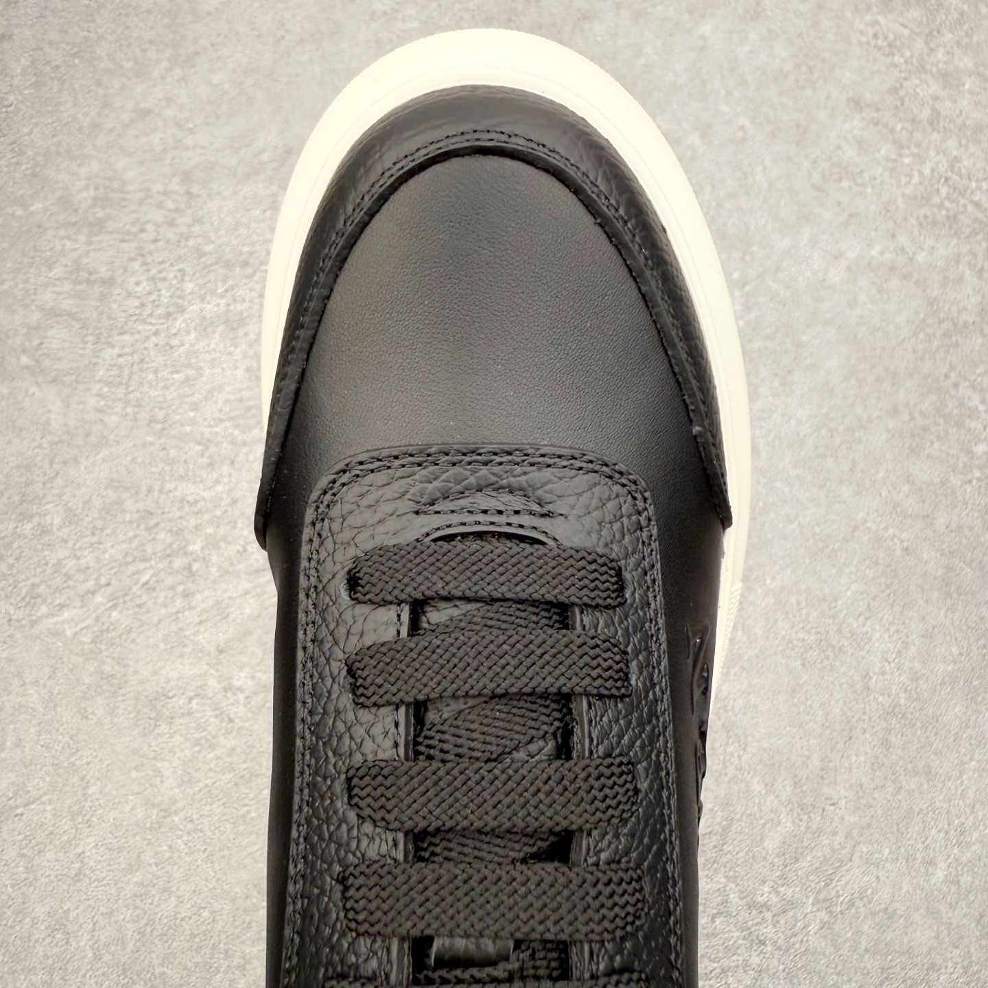 图片[4]-Alexander McQueen 亚历山大麦昆小白鞋 东莞纯原 现市场所售版本天花板一梯队级别 原鞋在手可对比 可提供拍摄 高端零售客户最爱厚底增高小白鞋 正品购回原版开发 鞋底厚4.5cm 全鞋面进口牛皮 丝绸亚光原版水染羊皮内里 牛皮垫脚 回弹度到位 耐磨舒适 （⚠官方同步尺码带半码）全套得物毒盒蓝色外包盒 加厚层工艺原盒 并赠送极品丝带和购物袋 中底附带厂标钢印 女码中底和原版一致的13钉工艺（作用是小钉弯曲后可将中底与帮脚抓得更紧密）鞋盒贴标使用了高精密打印机，清晰与原版一致赠送加厚麻布防尘袋 闲置时可使用防尘尺码：35 36 36.5 37 37.5 38 38.5 39 40 40.5 41 41.5 42 42.5 43 43.5 44 45 官网一致尺码-选品中心