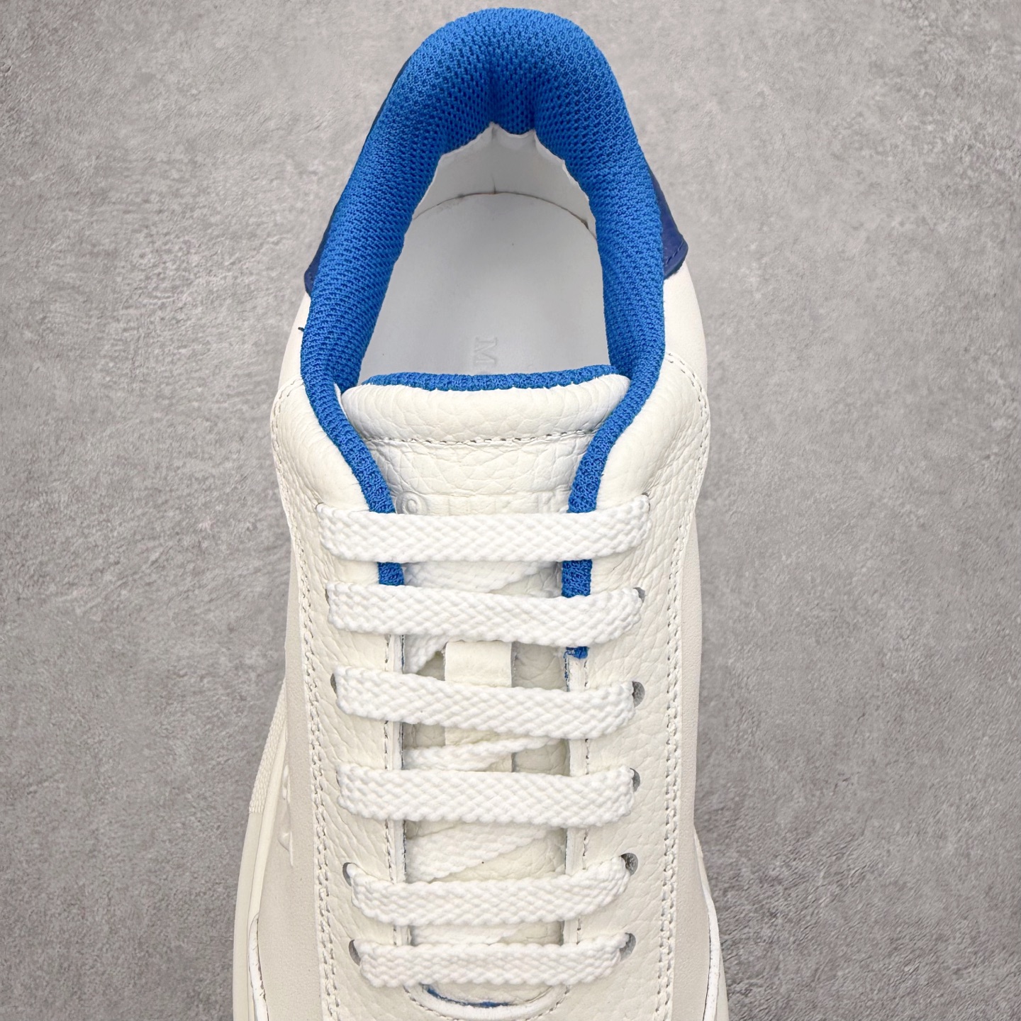 图片[5]-Alexander McQueen 亚历山大麦昆小白鞋 东莞纯原 现市场所售版本天花板一梯队级别 原鞋在手可对比 可提供拍摄 高端零售客户最爱厚底增高小白鞋 正品购回原版开发 鞋底厚4.5cm 全鞋面进口牛皮 丝绸亚光原版水染羊皮内里 牛皮垫脚 回弹度到位 耐磨舒适 （⚠官方同步尺码带半码）全套得物毒盒蓝色外包盒 加厚层工艺原盒 并赠送极品丝带和购物袋 中底附带厂标钢印 女码中底和原版一致的13钉工艺（作用是小钉弯曲后可将中底与帮脚抓得更紧密）鞋盒贴标使用了高精密打印机，清晰与原版一致赠送加厚麻布防尘袋 闲置时可使用防尘尺码：35 36 36.5 37 37.5 38 38.5 39 40 40.5 41 41.5 42 42.5 43 43.5 44 45 官网一致尺码-选品中心