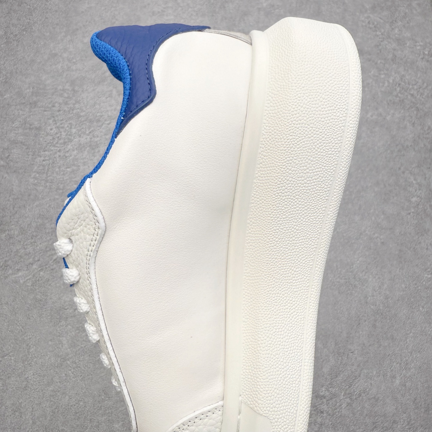 图片[7]-Alexander McQueen 亚历山大麦昆小白鞋 东莞纯原 现市场所售版本天花板一梯队级别 原鞋在手可对比 可提供拍摄 高端零售客户最爱厚底增高小白鞋 正品购回原版开发 鞋底厚4.5cm 全鞋面进口牛皮 丝绸亚光原版水染羊皮内里 牛皮垫脚 回弹度到位 耐磨舒适 （⚠官方同步尺码带半码）全套得物毒盒蓝色外包盒 加厚层工艺原盒 并赠送极品丝带和购物袋 中底附带厂标钢印 女码中底和原版一致的13钉工艺（作用是小钉弯曲后可将中底与帮脚抓得更紧密）鞋盒贴标使用了高精密打印机，清晰与原版一致赠送加厚麻布防尘袋 闲置时可使用防尘尺码：35 36 36.5 37 37.5 38 38.5 39 40 40.5 41 41.5 42 42.5 43 43.5 44 45 官网一致尺码-选品中心