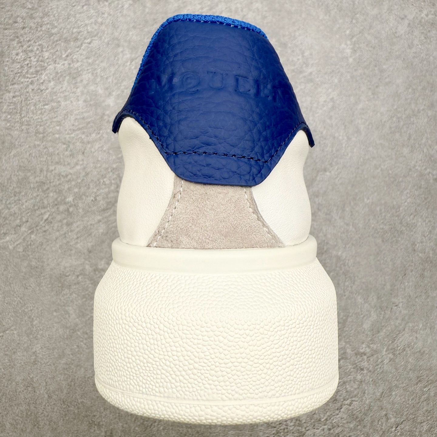 图片[8]-Alexander McQueen 亚历山大麦昆小白鞋 东莞纯原 现市场所售版本天花板一梯队级别 原鞋在手可对比 可提供拍摄 高端零售客户最爱厚底增高小白鞋 正品购回原版开发 鞋底厚4.5cm 全鞋面进口牛皮 丝绸亚光原版水染羊皮内里 牛皮垫脚 回弹度到位 耐磨舒适 （⚠官方同步尺码带半码）全套得物毒盒蓝色外包盒 加厚层工艺原盒 并赠送极品丝带和购物袋 中底附带厂标钢印 女码中底和原版一致的13钉工艺（作用是小钉弯曲后可将中底与帮脚抓得更紧密）鞋盒贴标使用了高精密打印机，清晰与原版一致赠送加厚麻布防尘袋 闲置时可使用防尘尺码：35 36 36.5 37 37.5 38 38.5 39 40 40.5 41 41.5 42 42.5 43 43.5 44 45 官网一致尺码-选品中心