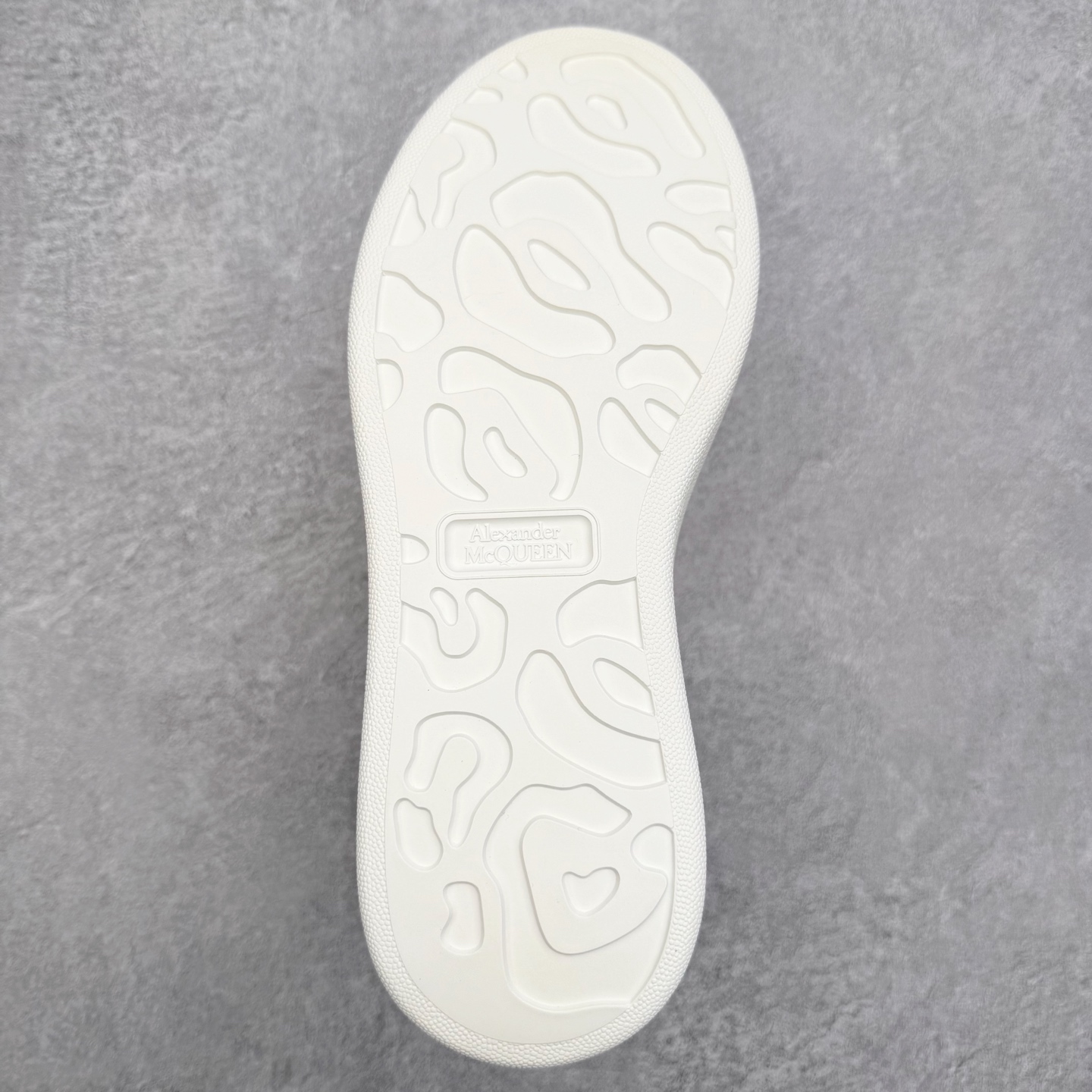 图片[9]-Alexander McQueen 亚历山大麦昆小白鞋 东莞纯原 现市场所售版本天花板一梯队级别 原鞋在手可对比 可提供拍摄 高端零售客户最爱厚底增高小白鞋 正品购回原版开发 鞋底厚4.5cm 全鞋面进口牛皮 丝绸亚光原版水染羊皮内里 牛皮垫脚 回弹度到位 耐磨舒适 （⚠官方同步尺码带半码）全套得物毒盒蓝色外包盒 加厚层工艺原盒 并赠送极品丝带和购物袋 中底附带厂标钢印 女码中底和原版一致的13钉工艺（作用是小钉弯曲后可将中底与帮脚抓得更紧密）鞋盒贴标使用了高精密打印机，清晰与原版一致赠送加厚麻布防尘袋 闲置时可使用防尘尺码：35 36 36.5 37 37.5 38 38.5 39 40 40.5 41 41.5 42 42.5 43 43.5 44 45 官网一致尺码-选品中心