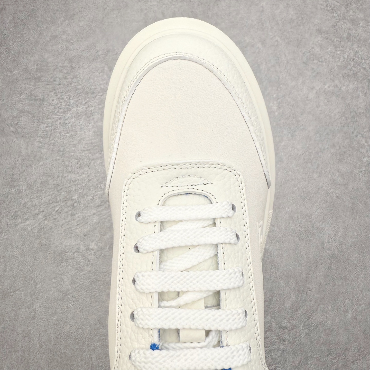 图片[4]-Alexander McQueen 亚历山大麦昆小白鞋 东莞纯原 现市场所售版本天花板一梯队级别 原鞋在手可对比 可提供拍摄 高端零售客户最爱厚底增高小白鞋 正品购回原版开发 鞋底厚4.5cm 全鞋面进口牛皮 丝绸亚光原版水染羊皮内里 牛皮垫脚 回弹度到位 耐磨舒适 （⚠官方同步尺码带半码）全套得物毒盒蓝色外包盒 加厚层工艺原盒 并赠送极品丝带和购物袋 中底附带厂标钢印 女码中底和原版一致的13钉工艺（作用是小钉弯曲后可将中底与帮脚抓得更紧密）鞋盒贴标使用了高精密打印机，清晰与原版一致赠送加厚麻布防尘袋 闲置时可使用防尘尺码：35 36 36.5 37 37.5 38 38.5 39 40 40.5 41 41.5 42 42.5 43 43.5 44 45 官网一致尺码-选品中心