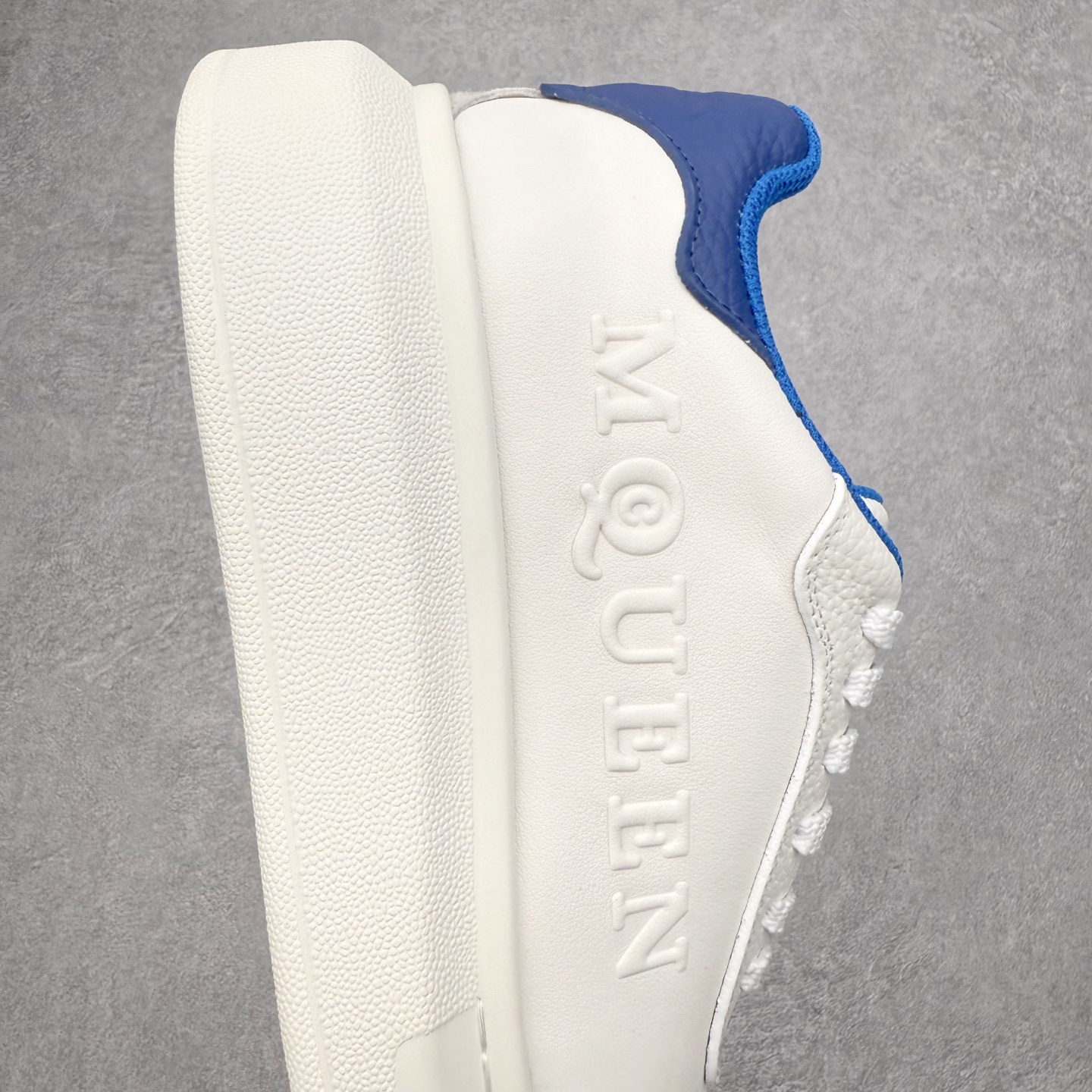 图片[6]-Alexander McQueen 亚历山大麦昆小白鞋 东莞纯原 现市场所售版本天花板一梯队级别 原鞋在手可对比 可提供拍摄 高端零售客户最爱厚底增高小白鞋 正品购回原版开发 鞋底厚4.5cm 全鞋面进口牛皮 丝绸亚光原版水染羊皮内里 牛皮垫脚 回弹度到位 耐磨舒适 （⚠官方同步尺码带半码）全套得物毒盒蓝色外包盒 加厚层工艺原盒 并赠送极品丝带和购物袋 中底附带厂标钢印 女码中底和原版一致的13钉工艺（作用是小钉弯曲后可将中底与帮脚抓得更紧密）鞋盒贴标使用了高精密打印机，清晰与原版一致赠送加厚麻布防尘袋 闲置时可使用防尘尺码：35 36 36.5 37 37.5 38 38.5 39 40 40.5 41 41.5 42 42.5 43 43.5 44 45 官网一致尺码-选品中心