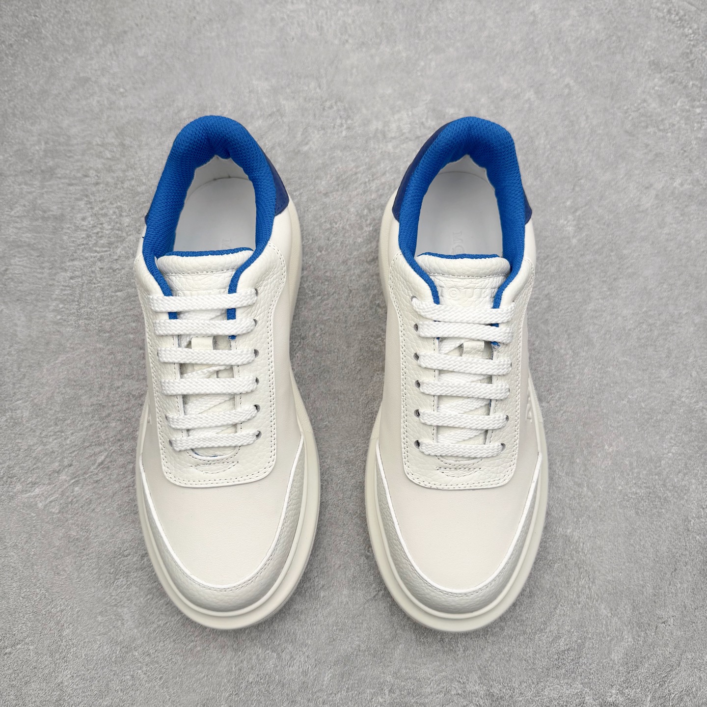 图片[2]-Alexander McQueen 亚历山大麦昆小白鞋 东莞纯原 现市场所售版本天花板一梯队级别 原鞋在手可对比 可提供拍摄 高端零售客户最爱厚底增高小白鞋 正品购回原版开发 鞋底厚4.5cm 全鞋面进口牛皮 丝绸亚光原版水染羊皮内里 牛皮垫脚 回弹度到位 耐磨舒适 （⚠官方同步尺码带半码）全套得物毒盒蓝色外包盒 加厚层工艺原盒 并赠送极品丝带和购物袋 中底附带厂标钢印 女码中底和原版一致的13钉工艺（作用是小钉弯曲后可将中底与帮脚抓得更紧密）鞋盒贴标使用了高精密打印机，清晰与原版一致赠送加厚麻布防尘袋 闲置时可使用防尘尺码：35 36 36.5 37 37.5 38 38.5 39 40 40.5 41 41.5 42 42.5 43 43.5 44 45 官网一致尺码-选品中心