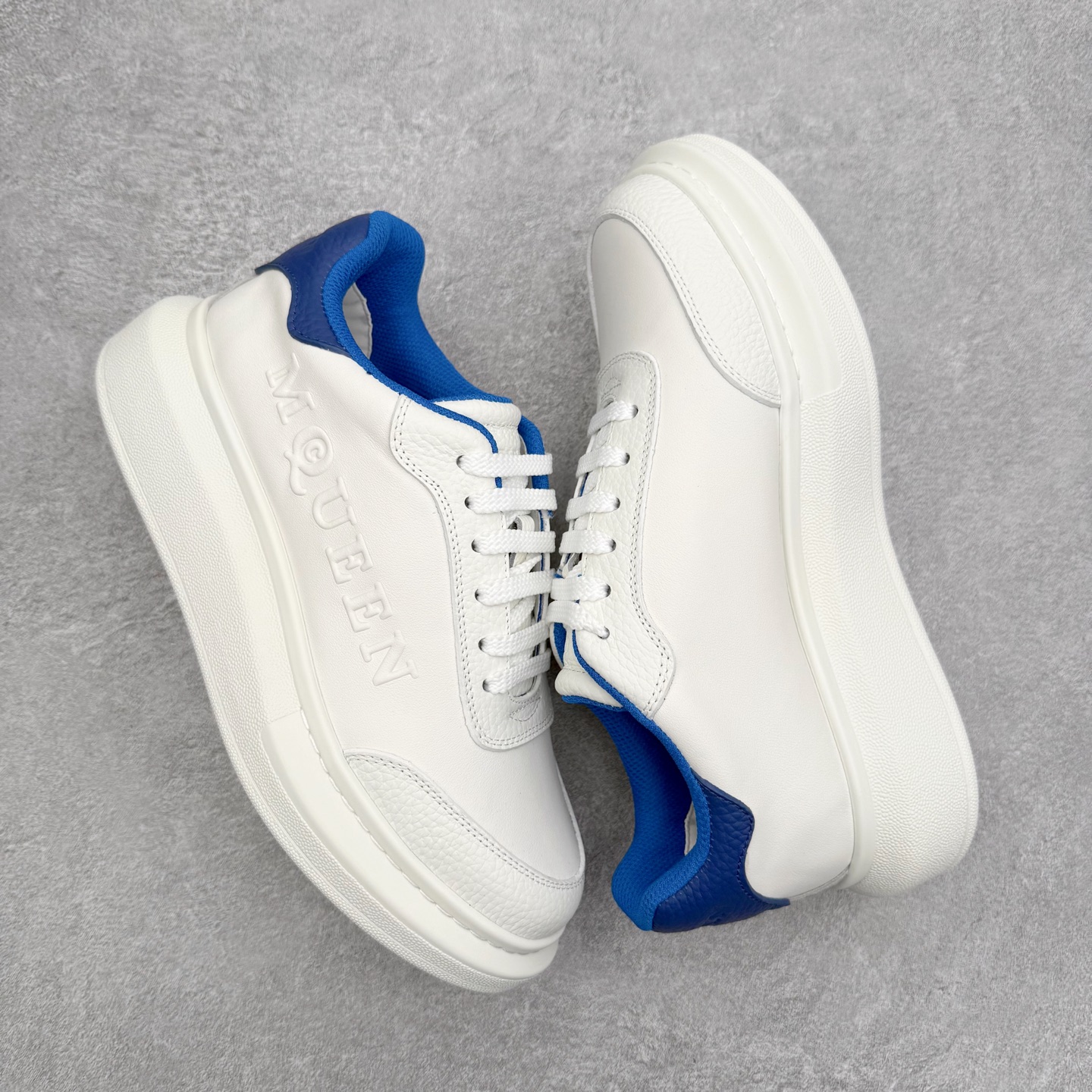 图片[3]-Alexander McQueen 亚历山大麦昆小白鞋 东莞纯原 现市场所售版本天花板一梯队级别 原鞋在手可对比 可提供拍摄 高端零售客户最爱厚底增高小白鞋 正品购回原版开发 鞋底厚4.5cm 全鞋面进口牛皮 丝绸亚光原版水染羊皮内里 牛皮垫脚 回弹度到位 耐磨舒适 （⚠官方同步尺码带半码）全套得物毒盒蓝色外包盒 加厚层工艺原盒 并赠送极品丝带和购物袋 中底附带厂标钢印 女码中底和原版一致的13钉工艺（作用是小钉弯曲后可将中底与帮脚抓得更紧密）鞋盒贴标使用了高精密打印机，清晰与原版一致赠送加厚麻布防尘袋 闲置时可使用防尘尺码：35 36 36.5 37 37.5 38 38.5 39 40 40.5 41 41.5 42 42.5 43 43.5 44 45 官网一致尺码-选品中心