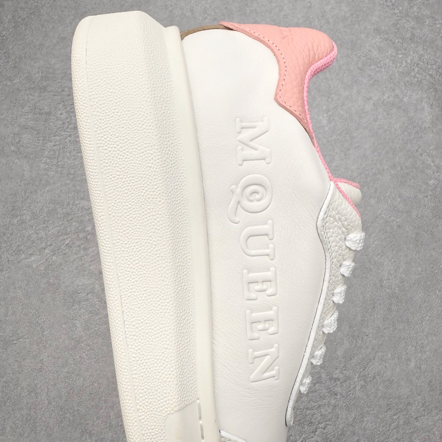 图片[6]-Alexander McQueen 亚历山大麦昆小白鞋 东莞纯原 现市场所售版本天花板一梯队级别 原鞋在手可对比 可提供拍摄 高端零售客户最爱厚底增高小白鞋 正品购回原版开发 鞋底厚4.5cm 全鞋面进口牛皮 丝绸亚光原版水染羊皮内里 牛皮垫脚 回弹度到位 耐磨舒适 （⚠官方同步尺码带半码）全套得物毒盒蓝色外包盒 加厚层工艺原盒 并赠送极品丝带和购物袋 中底附带厂标钢印 女码中底和原版一致的13钉工艺（作用是小钉弯曲后可将中底与帮脚抓得更紧密）鞋盒贴标使用了高精密打印机，清晰与原版一致赠送加厚麻布防尘袋 闲置时可使用防尘尺码：35 36 36.5 37 37.5 38 38.5 39 40 40.5 41 41.5 42 42.5 43 43.5 44 45 官网一致尺码-选品中心