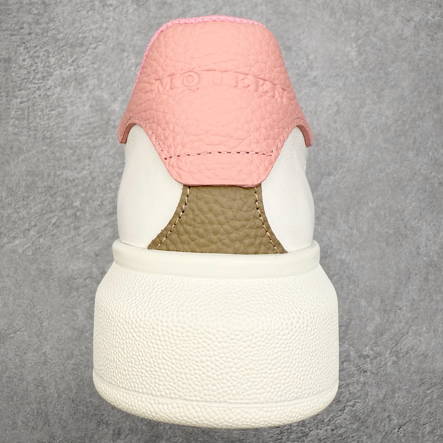 图片[8]-Alexander McQueen 亚历山大麦昆小白鞋 东莞纯原 现市场所售版本天花板一梯队级别 原鞋在手可对比 可提供拍摄 高端零售客户最爱厚底增高小白鞋 正品购回原版开发 鞋底厚4.5cm 全鞋面进口牛皮 丝绸亚光原版水染羊皮内里 牛皮垫脚 回弹度到位 耐磨舒适 （⚠官方同步尺码带半码）全套得物毒盒蓝色外包盒 加厚层工艺原盒 并赠送极品丝带和购物袋 中底附带厂标钢印 女码中底和原版一致的13钉工艺（作用是小钉弯曲后可将中底与帮脚抓得更紧密）鞋盒贴标使用了高精密打印机，清晰与原版一致赠送加厚麻布防尘袋 闲置时可使用防尘尺码：35 36 36.5 37 37.5 38 38.5 39 40 40.5 41 41.5 42 42.5 43 43.5 44 45 官网一致尺码-选品中心