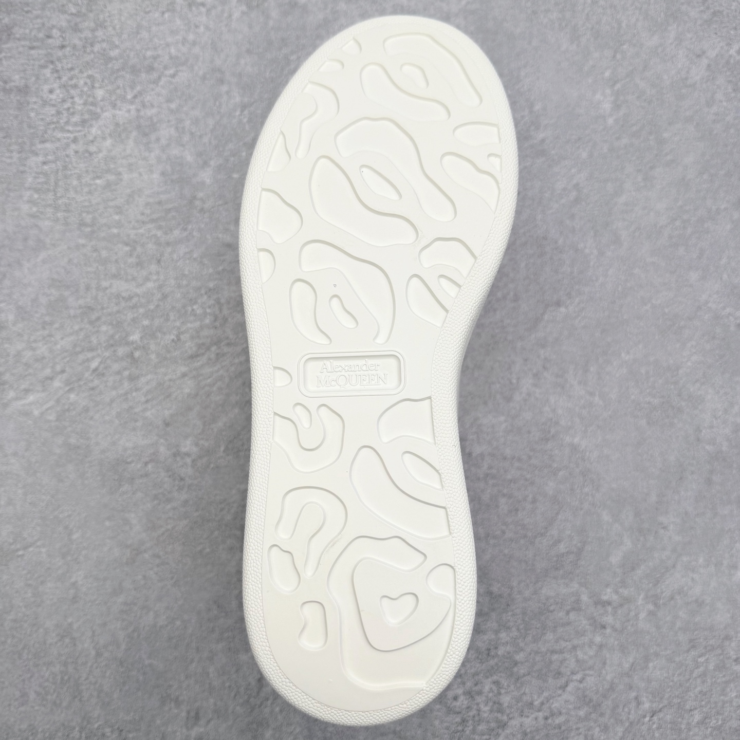 图片[9]-Alexander McQueen 亚历山大麦昆小白鞋 东莞纯原 现市场所售版本天花板一梯队级别 原鞋在手可对比 可提供拍摄 高端零售客户最爱厚底增高小白鞋 正品购回原版开发 鞋底厚4.5cm 全鞋面进口牛皮 丝绸亚光原版水染羊皮内里 牛皮垫脚 回弹度到位 耐磨舒适 （⚠官方同步尺码带半码）全套得物毒盒蓝色外包盒 加厚层工艺原盒 并赠送极品丝带和购物袋 中底附带厂标钢印 女码中底和原版一致的13钉工艺（作用是小钉弯曲后可将中底与帮脚抓得更紧密）鞋盒贴标使用了高精密打印机，清晰与原版一致赠送加厚麻布防尘袋 闲置时可使用防尘尺码：35 36 36.5 37 37.5 38 38.5 39 40 40.5 41 41.5 42 42.5 43 43.5 44 45 官网一致尺码-选品中心