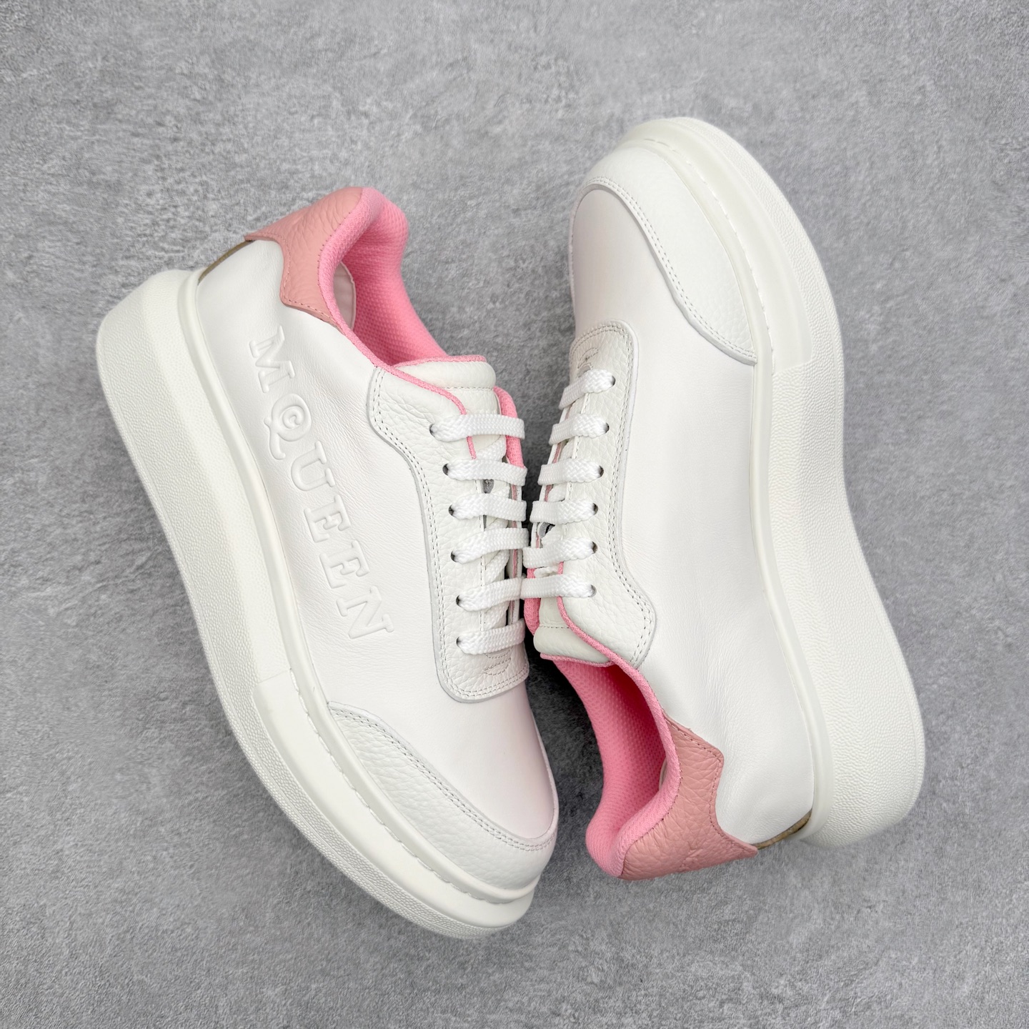 图片[3]-Alexander McQueen 亚历山大麦昆小白鞋 东莞纯原 现市场所售版本天花板一梯队级别 原鞋在手可对比 可提供拍摄 高端零售客户最爱厚底增高小白鞋 正品购回原版开发 鞋底厚4.5cm 全鞋面进口牛皮 丝绸亚光原版水染羊皮内里 牛皮垫脚 回弹度到位 耐磨舒适 （⚠官方同步尺码带半码）全套得物毒盒蓝色外包盒 加厚层工艺原盒 并赠送极品丝带和购物袋 中底附带厂标钢印 女码中底和原版一致的13钉工艺（作用是小钉弯曲后可将中底与帮脚抓得更紧密）鞋盒贴标使用了高精密打印机，清晰与原版一致赠送加厚麻布防尘袋 闲置时可使用防尘尺码：35 36 36.5 37 37.5 38 38.5 39 40 40.5 41 41.5 42 42.5 43 43.5 44 45 官网一致尺码-选品中心