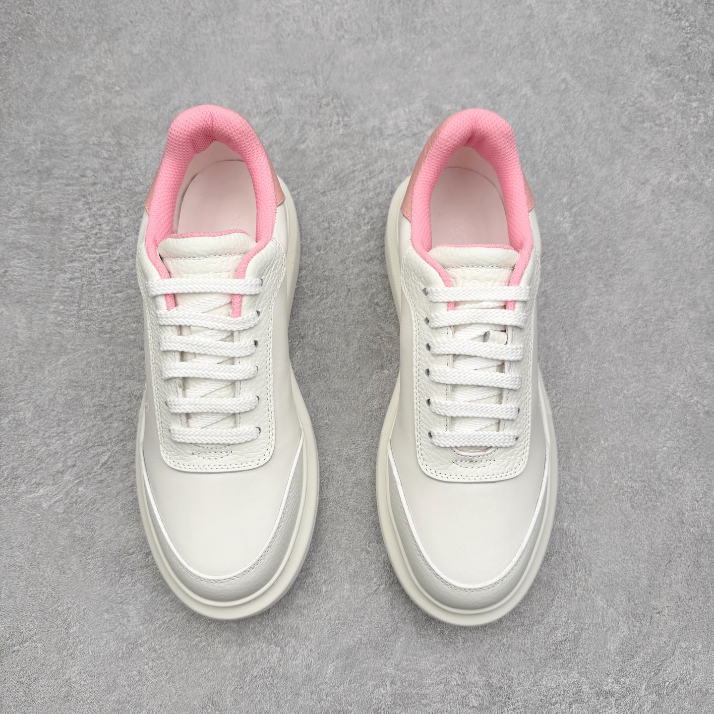 图片[2]-Alexander McQueen 亚历山大麦昆小白鞋 东莞纯原 现市场所售版本天花板一梯队级别 原鞋在手可对比 可提供拍摄 高端零售客户最爱厚底增高小白鞋 正品购回原版开发 鞋底厚4.5cm 全鞋面进口牛皮 丝绸亚光原版水染羊皮内里 牛皮垫脚 回弹度到位 耐磨舒适 （⚠官方同步尺码带半码）全套得物毒盒蓝色外包盒 加厚层工艺原盒 并赠送极品丝带和购物袋 中底附带厂标钢印 女码中底和原版一致的13钉工艺（作用是小钉弯曲后可将中底与帮脚抓得更紧密）鞋盒贴标使用了高精密打印机，清晰与原版一致赠送加厚麻布防尘袋 闲置时可使用防尘尺码：35 36 36.5 37 37.5 38 38.5 39 40 40.5 41 41.5 42 42.5 43 43.5 44 45 官网一致尺码-选品中心