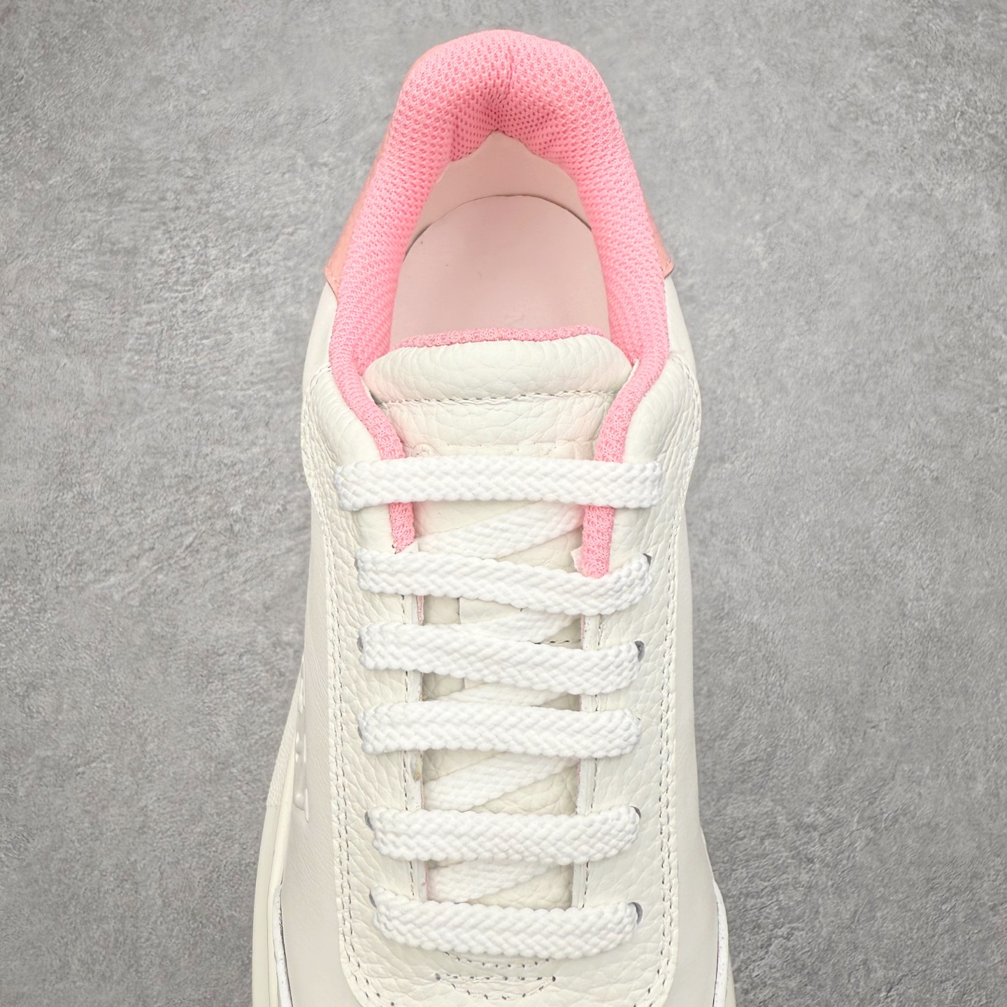 图片[5]-Alexander McQueen 亚历山大麦昆小白鞋 东莞纯原 现市场所售版本天花板一梯队级别 原鞋在手可对比 可提供拍摄 高端零售客户最爱厚底增高小白鞋 正品购回原版开发 鞋底厚4.5cm 全鞋面进口牛皮 丝绸亚光原版水染羊皮内里 牛皮垫脚 回弹度到位 耐磨舒适 （⚠官方同步尺码带半码）全套得物毒盒蓝色外包盒 加厚层工艺原盒 并赠送极品丝带和购物袋 中底附带厂标钢印 女码中底和原版一致的13钉工艺（作用是小钉弯曲后可将中底与帮脚抓得更紧密）鞋盒贴标使用了高精密打印机，清晰与原版一致赠送加厚麻布防尘袋 闲置时可使用防尘尺码：35 36 36.5 37 37.5 38 38.5 39 40 40.5 41 41.5 42 42.5 43 43.5 44 45 官网一致尺码-选品中心