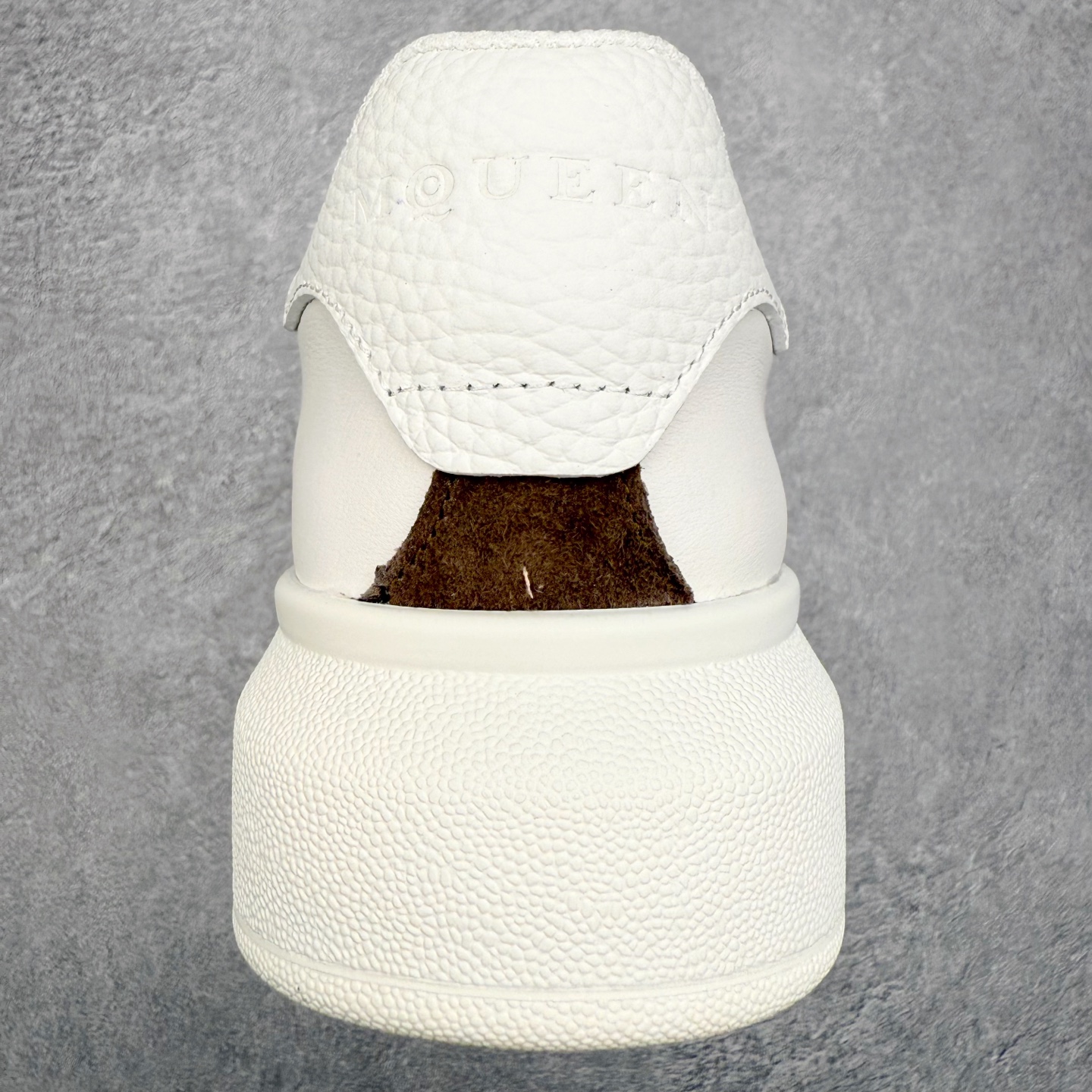 图片[8]-Alexander McQueen 亚历山大麦昆小白鞋 东莞纯原 现市场所售版本天花板一梯队级别 原鞋在手可对比 可提供拍摄 高端零售客户最爱厚底增高小白鞋 正品购回原版开发 鞋底厚4.5cm 全鞋面进口牛皮 丝绸亚光原版水染羊皮内里 牛皮垫脚 回弹度到位 耐磨舒适 （⚠官方同步尺码带半码）全套得物毒盒蓝色外包盒 加厚层工艺原盒 并赠送极品丝带和购物袋 中底附带厂标钢印 女码中底和原版一致的13钉工艺（作用是小钉弯曲后可将中底与帮脚抓得更紧密）鞋盒贴标使用了高精密打印机，清晰与原版一致赠送加厚麻布防尘袋 闲置时可使用防尘尺码：35 36 36.5 37 37.5 38 38.5 39 40 40.5 41 41.5 42 42.5 43 43.5 44 45 官网一致尺码-选品中心