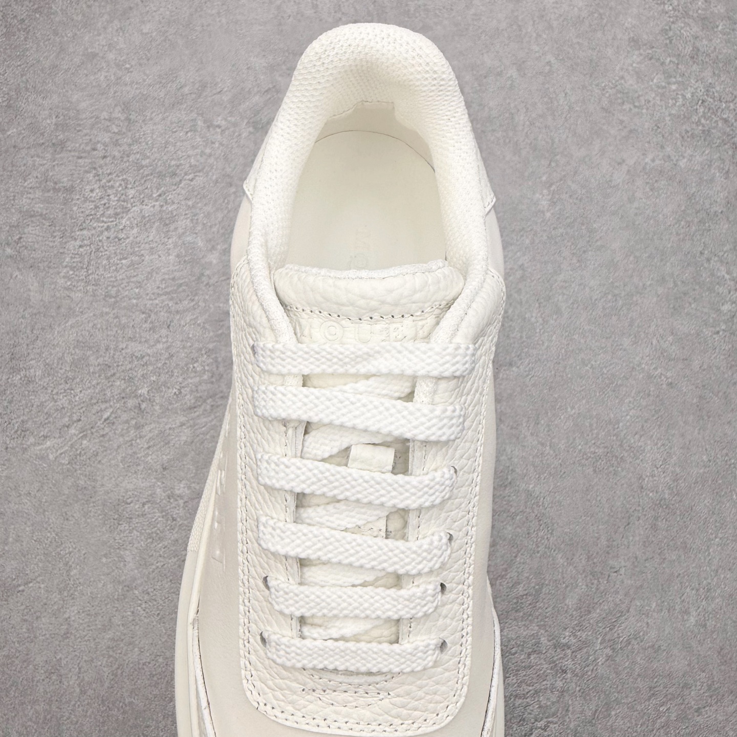 图片[5]-Alexander McQueen 亚历山大麦昆小白鞋 东莞纯原 现市场所售版本天花板一梯队级别 原鞋在手可对比 可提供拍摄 高端零售客户最爱厚底增高小白鞋 正品购回原版开发 鞋底厚4.5cm 全鞋面进口牛皮 丝绸亚光原版水染羊皮内里 牛皮垫脚 回弹度到位 耐磨舒适 （⚠官方同步尺码带半码）全套得物毒盒蓝色外包盒 加厚层工艺原盒 并赠送极品丝带和购物袋 中底附带厂标钢印 女码中底和原版一致的13钉工艺（作用是小钉弯曲后可将中底与帮脚抓得更紧密）鞋盒贴标使用了高精密打印机，清晰与原版一致赠送加厚麻布防尘袋 闲置时可使用防尘尺码：35 36 36.5 37 37.5 38 38.5 39 40 40.5 41 41.5 42 42.5 43 43.5 44 45 官网一致尺码-选品中心