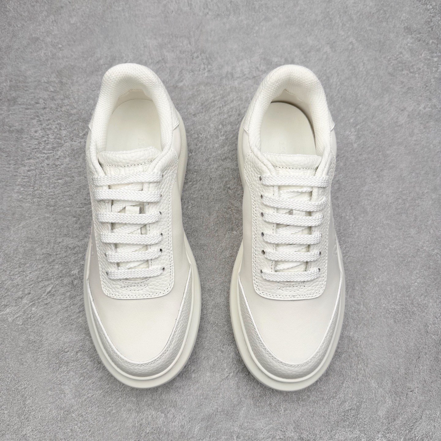 图片[2]-Alexander McQueen 亚历山大麦昆小白鞋 东莞纯原 现市场所售版本天花板一梯队级别 原鞋在手可对比 可提供拍摄 高端零售客户最爱厚底增高小白鞋 正品购回原版开发 鞋底厚4.5cm 全鞋面进口牛皮 丝绸亚光原版水染羊皮内里 牛皮垫脚 回弹度到位 耐磨舒适 （⚠官方同步尺码带半码）全套得物毒盒蓝色外包盒 加厚层工艺原盒 并赠送极品丝带和购物袋 中底附带厂标钢印 女码中底和原版一致的13钉工艺（作用是小钉弯曲后可将中底与帮脚抓得更紧密）鞋盒贴标使用了高精密打印机，清晰与原版一致赠送加厚麻布防尘袋 闲置时可使用防尘尺码：35 36 36.5 37 37.5 38 38.5 39 40 40.5 41 41.5 42 42.5 43 43.5 44 45 官网一致尺码-选品中心