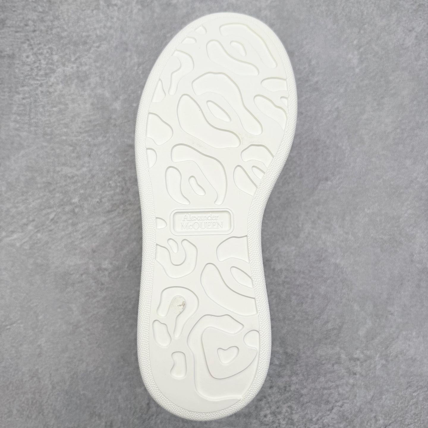 图片[9]-Alexander McQueen 亚历山大麦昆小白鞋 东莞纯原 现市场所售版本天花板一梯队级别 原鞋在手可对比 可提供拍摄 高端零售客户最爱厚底增高小白鞋 正品购回原版开发 鞋底厚4.5cm 全鞋面进口牛皮 丝绸亚光原版水染羊皮内里 牛皮垫脚 回弹度到位 耐磨舒适 （⚠官方同步尺码带半码）全套得物毒盒蓝色外包盒 加厚层工艺原盒 并赠送极品丝带和购物袋 中底附带厂标钢印 女码中底和原版一致的13钉工艺（作用是小钉弯曲后可将中底与帮脚抓得更紧密）鞋盒贴标使用了高精密打印机，清晰与原版一致赠送加厚麻布防尘袋 闲置时可使用防尘尺码：35 36 36.5 37 37.5 38 38.5 39 40 40.5 41 41.5 42 42.5 43 43.5 44 45 官网一致尺码-选品中心