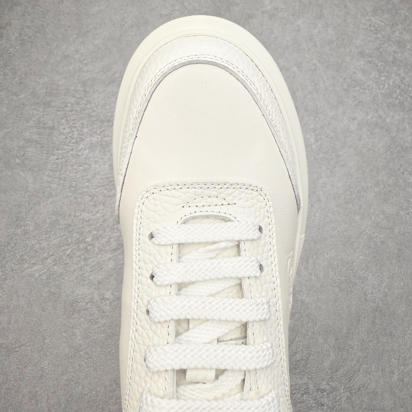 图片[4]-Alexander McQueen 亚历山大麦昆小白鞋 东莞纯原 现市场所售版本天花板一梯队级别 原鞋在手可对比 可提供拍摄 高端零售客户最爱厚底增高小白鞋 正品购回原版开发 鞋底厚4.5cm 全鞋面进口牛皮 丝绸亚光原版水染羊皮内里 牛皮垫脚 回弹度到位 耐磨舒适 （⚠官方同步尺码带半码）全套得物毒盒蓝色外包盒 加厚层工艺原盒 并赠送极品丝带和购物袋 中底附带厂标钢印 女码中底和原版一致的13钉工艺（作用是小钉弯曲后可将中底与帮脚抓得更紧密）鞋盒贴标使用了高精密打印机，清晰与原版一致赠送加厚麻布防尘袋 闲置时可使用防尘尺码：35 36 36.5 37 37.5 38 38.5 39 40 40.5 41 41.5 42 42.5 43 43.5 44 45 官网一致尺码-选品中心