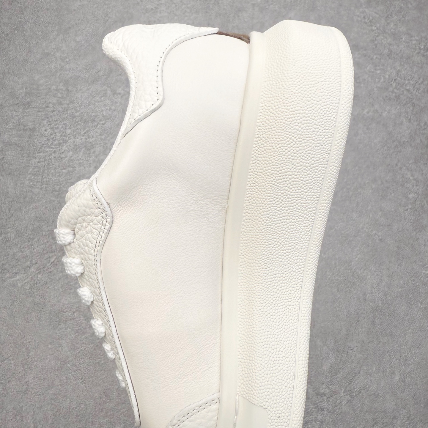 图片[7]-Alexander McQueen 亚历山大麦昆小白鞋 东莞纯原 现市场所售版本天花板一梯队级别 原鞋在手可对比 可提供拍摄 高端零售客户最爱厚底增高小白鞋 正品购回原版开发 鞋底厚4.5cm 全鞋面进口牛皮 丝绸亚光原版水染羊皮内里 牛皮垫脚 回弹度到位 耐磨舒适 （⚠官方同步尺码带半码）全套得物毒盒蓝色外包盒 加厚层工艺原盒 并赠送极品丝带和购物袋 中底附带厂标钢印 女码中底和原版一致的13钉工艺（作用是小钉弯曲后可将中底与帮脚抓得更紧密）鞋盒贴标使用了高精密打印机，清晰与原版一致赠送加厚麻布防尘袋 闲置时可使用防尘尺码：35 36 36.5 37 37.5 38 38.5 39 40 40.5 41 41.5 42 42.5 43 43.5 44 45 官网一致尺码-选品中心