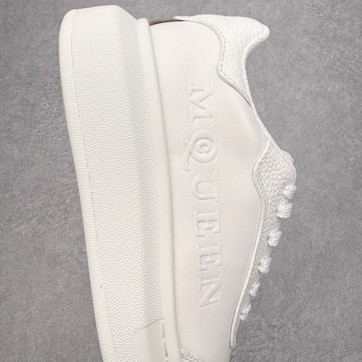 图片[6]-Alexander McQueen 亚历山大麦昆小白鞋 东莞纯原 现市场所售版本天花板一梯队级别 原鞋在手可对比 可提供拍摄 高端零售客户最爱厚底增高小白鞋 正品购回原版开发 鞋底厚4.5cm 全鞋面进口牛皮 丝绸亚光原版水染羊皮内里 牛皮垫脚 回弹度到位 耐磨舒适 （⚠官方同步尺码带半码）全套得物毒盒蓝色外包盒 加厚层工艺原盒 并赠送极品丝带和购物袋 中底附带厂标钢印 女码中底和原版一致的13钉工艺（作用是小钉弯曲后可将中底与帮脚抓得更紧密）鞋盒贴标使用了高精密打印机，清晰与原版一致赠送加厚麻布防尘袋 闲置时可使用防尘尺码：35 36 36.5 37 37.5 38 38.5 39 40 40.5 41 41.5 42 42.5 43 43.5 44 45 官网一致尺码-选品中心