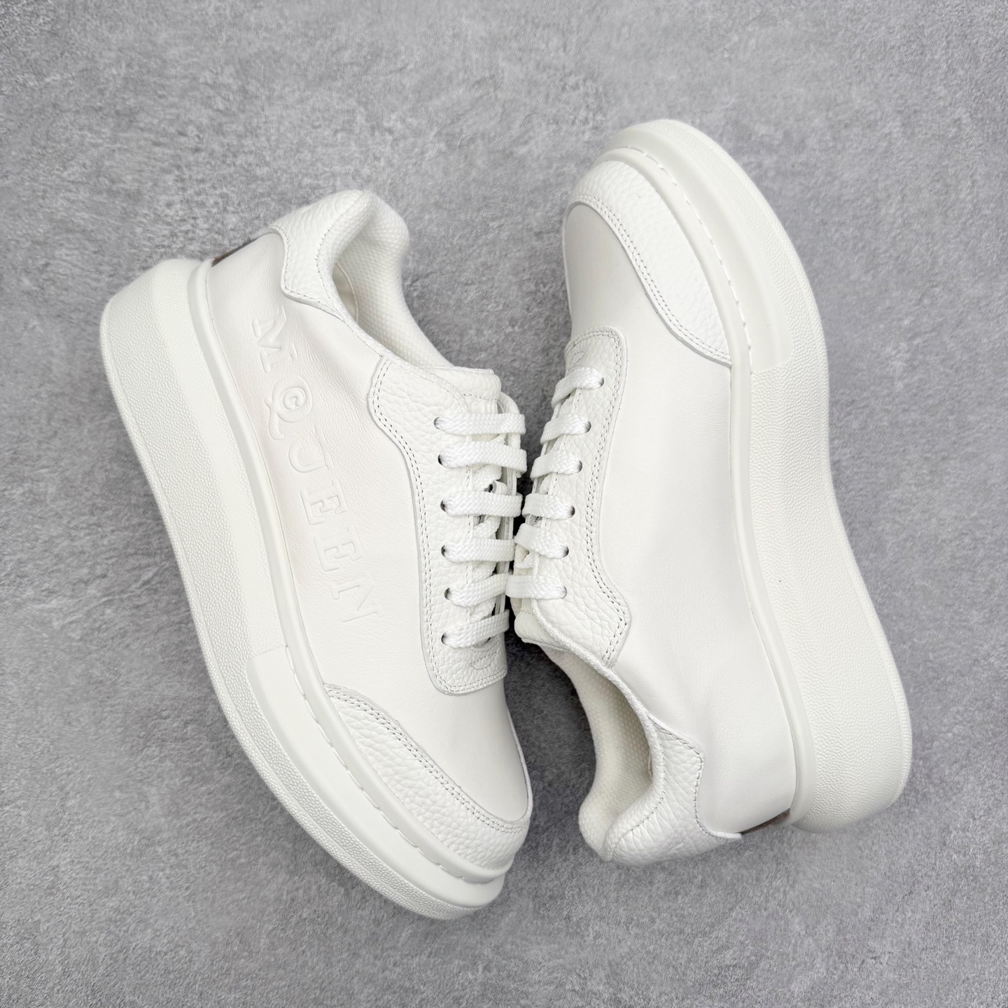 图片[3]-Alexander McQueen 亚历山大麦昆小白鞋 东莞纯原 现市场所售版本天花板一梯队级别 原鞋在手可对比 可提供拍摄 高端零售客户最爱厚底增高小白鞋 正品购回原版开发 鞋底厚4.5cm 全鞋面进口牛皮 丝绸亚光原版水染羊皮内里 牛皮垫脚 回弹度到位 耐磨舒适 （⚠官方同步尺码带半码）全套得物毒盒蓝色外包盒 加厚层工艺原盒 并赠送极品丝带和购物袋 中底附带厂标钢印 女码中底和原版一致的13钉工艺（作用是小钉弯曲后可将中底与帮脚抓得更紧密）鞋盒贴标使用了高精密打印机，清晰与原版一致赠送加厚麻布防尘袋 闲置时可使用防尘尺码：35 36 36.5 37 37.5 38 38.5 39 40 40.5 41 41.5 42 42.5 43 43.5 44 45 官网一致尺码-选品中心