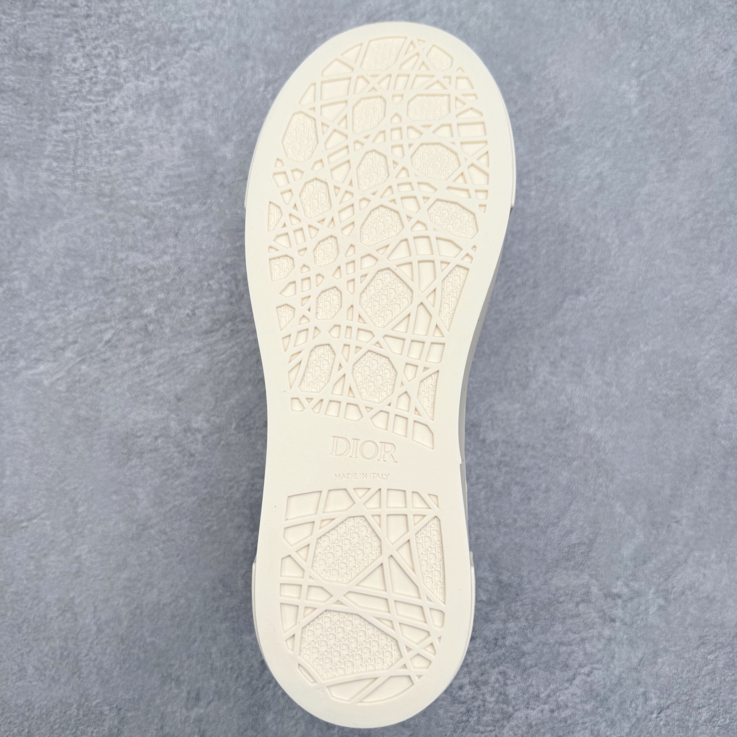 图片[9]-＃纯原 Dior B33 迪奥印花系带时尚运动板鞋网球鞋 全套原厂新版原纸板楦头开发 原厂特供皮料加持 原档数据大底 高频字母排版细节 还原 Zp 高端零售特供批次 2023秋季新品 彰显非凡的精湛工艺 重新诠释经典的网球鞋 时尚的廓形突显厚实感 采用全新的拉绒马海毛针织面料 突显柔软触感与富有层次感的流行色彩 搭配棕色绒面革镶片提升格调 别具一格的加垫鞋舌点缀以压花效果Dior标志 后侧点缀以Dior 30Avenue Montaigne标志 可为各式休闲造型增添时尚气质 尺码：40 41 42 43 44 45 46-选品中心