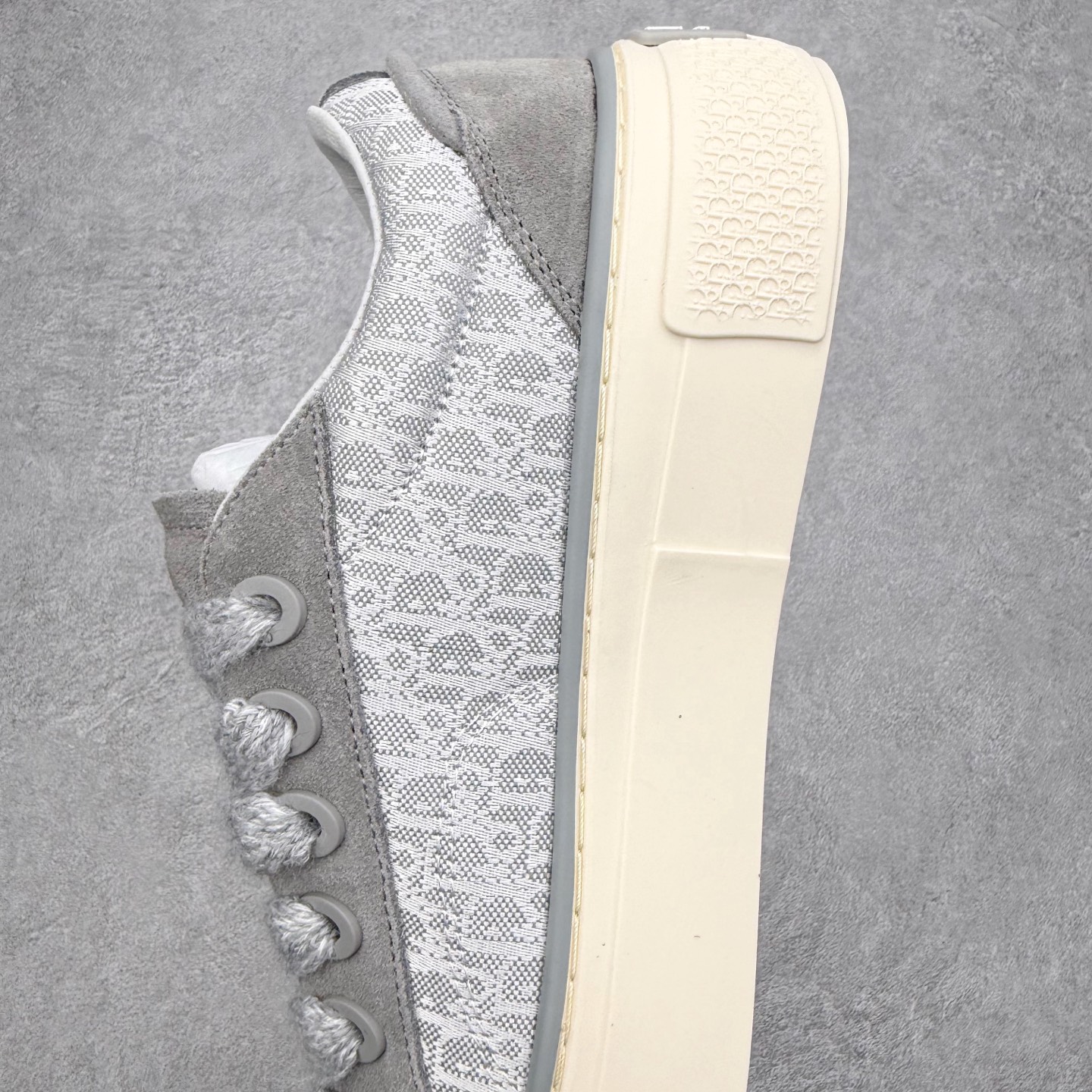 图片[7]-＃纯原 Dior B33 迪奥印花系带时尚运动板鞋网球鞋 全套原厂新版原纸板楦头开发 原厂特供皮料加持 原档数据大底 高频字母排版细节 还原 Zp 高端零售特供批次 2023秋季新品 彰显非凡的精湛工艺 重新诠释经典的网球鞋 时尚的廓形突显厚实感 采用全新的拉绒马海毛针织面料 突显柔软触感与富有层次感的流行色彩 搭配棕色绒面革镶片提升格调 别具一格的加垫鞋舌点缀以压花效果Dior标志 后侧点缀以Dior 30Avenue Montaigne标志 可为各式休闲造型增添时尚气质 尺码：40 41 42 43 44 45 46-选品中心