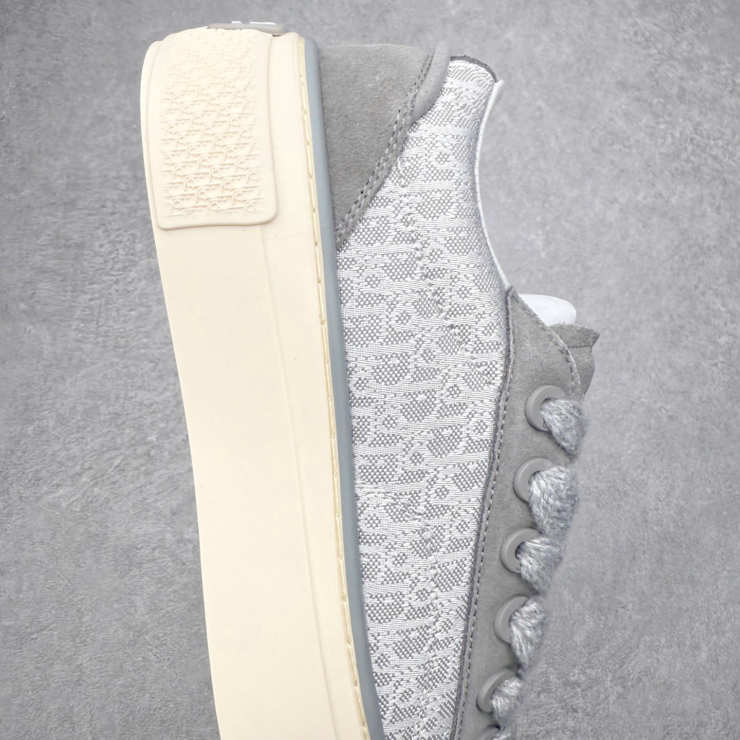 图片[6]-＃纯原 Dior B33 迪奥印花系带时尚运动板鞋网球鞋 全套原厂新版原纸板楦头开发 原厂特供皮料加持 原档数据大底 高频字母排版细节 还原 Zp 高端零售特供批次 2023秋季新品 彰显非凡的精湛工艺 重新诠释经典的网球鞋 时尚的廓形突显厚实感 采用全新的拉绒马海毛针织面料 突显柔软触感与富有层次感的流行色彩 搭配棕色绒面革镶片提升格调 别具一格的加垫鞋舌点缀以压花效果Dior标志 后侧点缀以Dior 30Avenue Montaigne标志 可为各式休闲造型增添时尚气质 尺码：40 41 42 43 44 45 46-选品中心