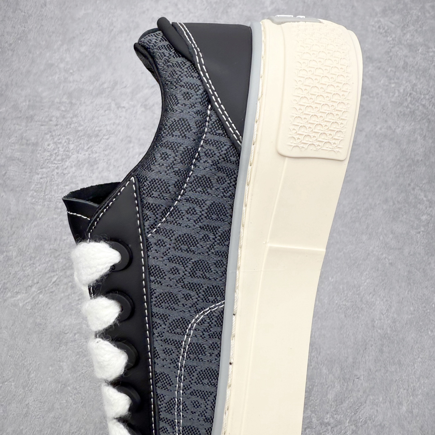 图片[7]-＃纯原 Dior B33 迪奥印花系带时尚运动板鞋网球鞋 全套原厂新版原纸板楦头开发 原厂特供皮料加持 原档数据大底 高频字母排版细节 还原 Zp 高端零售特供批次 2023秋季新品 彰显非凡的精湛工艺 重新诠释经典的网球鞋 时尚的廓形突显厚实感 采用全新的拉绒马海毛针织面料 突显柔软触感与富有层次感的流行色彩 搭配棕色绒面革镶片提升格调 别具一格的加垫鞋舌点缀以压花效果Dior标志 后侧点缀以Dior 30Avenue Montaigne标志 可为各式休闲造型增添时尚气质 尺码：40 41 42 43 44 45 46-选品中心