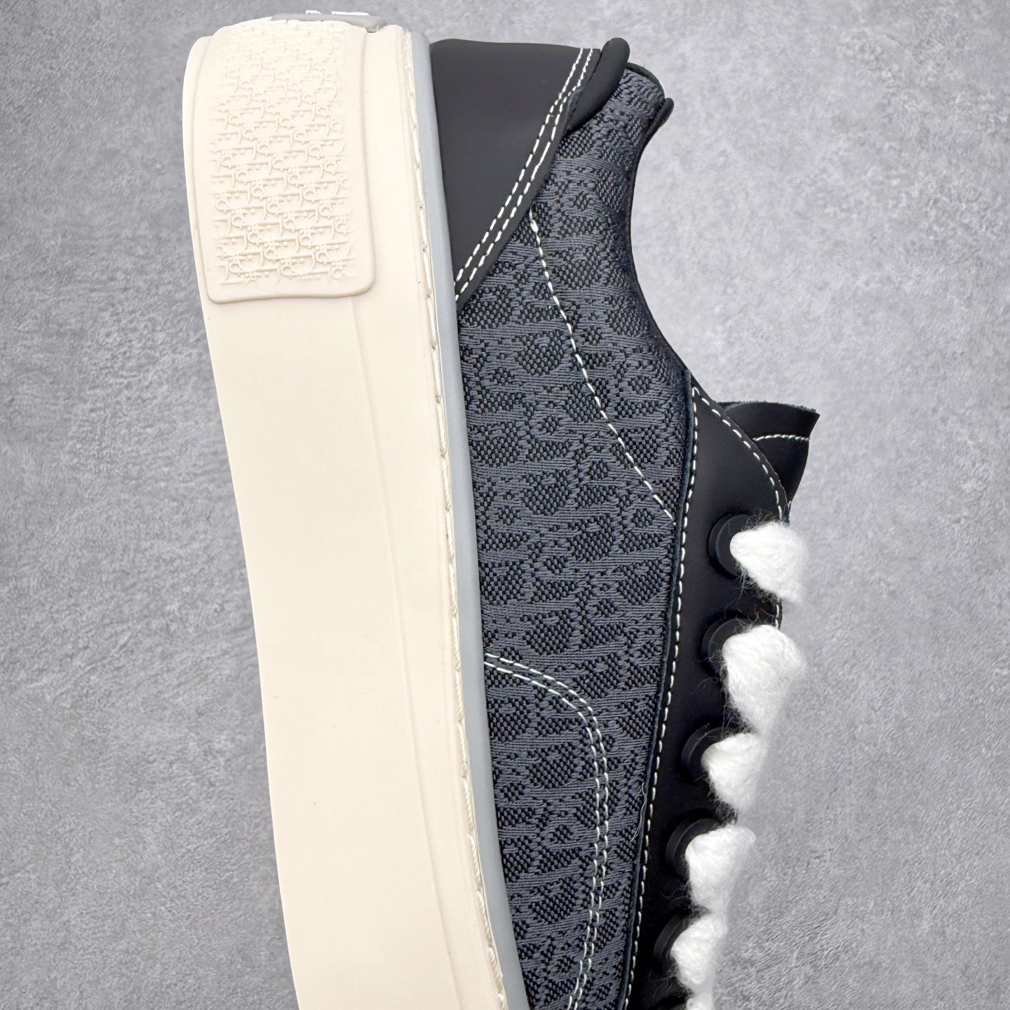 图片[6]-＃纯原 Dior B33 迪奥印花系带时尚运动板鞋网球鞋 全套原厂新版原纸板楦头开发 原厂特供皮料加持 原档数据大底 高频字母排版细节 还原 Zp 高端零售特供批次 2023秋季新品 彰显非凡的精湛工艺 重新诠释经典的网球鞋 时尚的廓形突显厚实感 采用全新的拉绒马海毛针织面料 突显柔软触感与富有层次感的流行色彩 搭配棕色绒面革镶片提升格调 别具一格的加垫鞋舌点缀以压花效果Dior标志 后侧点缀以Dior 30Avenue Montaigne标志 可为各式休闲造型增添时尚气质 尺码：40 41 42 43 44 45 46-选品中心