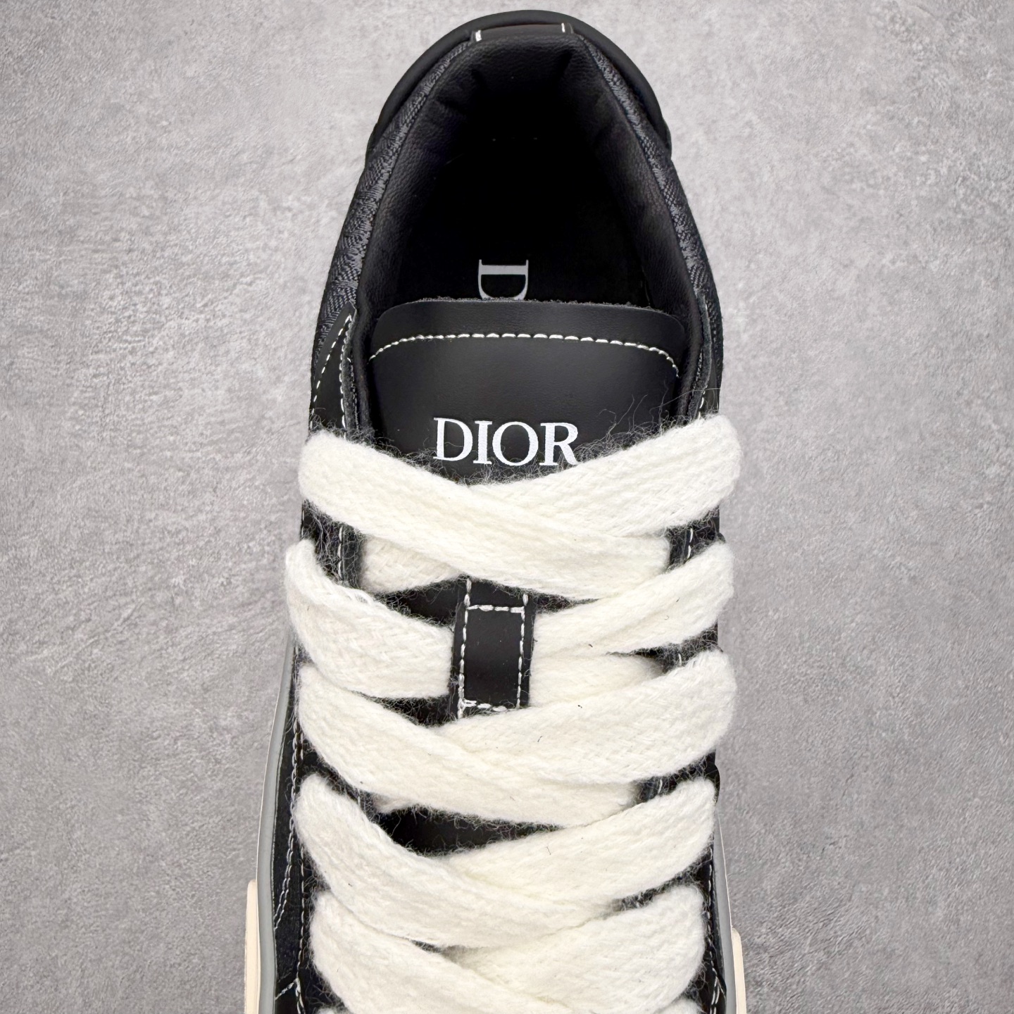 图片[5]-＃纯原 Dior B33 迪奥印花系带时尚运动板鞋网球鞋 全套原厂新版原纸板楦头开发 原厂特供皮料加持 原档数据大底 高频字母排版细节 还原 Zp 高端零售特供批次 2023秋季新品 彰显非凡的精湛工艺 重新诠释经典的网球鞋 时尚的廓形突显厚实感 采用全新的拉绒马海毛针织面料 突显柔软触感与富有层次感的流行色彩 搭配棕色绒面革镶片提升格调 别具一格的加垫鞋舌点缀以压花效果Dior标志 后侧点缀以Dior 30Avenue Montaigne标志 可为各式休闲造型增添时尚气质 尺码：40 41 42 43 44 45 46-选品中心