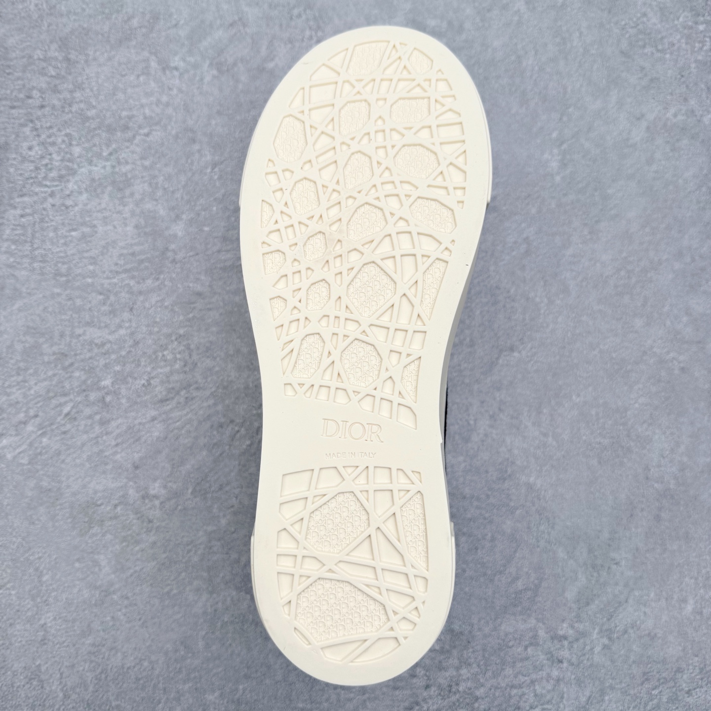 图片[9]-＃纯原 Dior B33 迪奥印花系带时尚运动板鞋网球鞋 全套原厂新版原纸板楦头开发 原厂特供皮料加持 原档数据大底 高频字母排版细节 还原 Zp 高端零售特供批次 2023秋季新品 彰显非凡的精湛工艺 重新诠释经典的网球鞋 时尚的廓形突显厚实感 采用全新的拉绒马海毛针织面料 突显柔软触感与富有层次感的流行色彩 搭配棕色绒面革镶片提升格调 别具一格的加垫鞋舌点缀以压花效果Dior标志 后侧点缀以Dior 30Avenue Montaigne标志 可为各式休闲造型增添时尚气质 尺码：40 41 42 43 44 45 46-选品中心