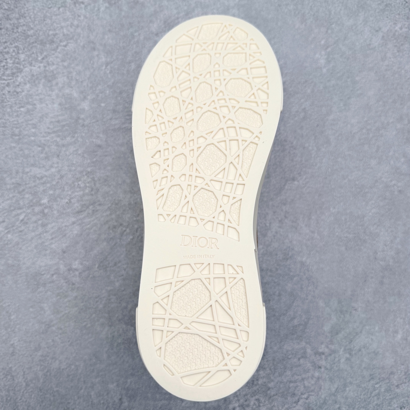 图片[9]-＃纯原 Dior B33 迪奥印花系带时尚运动板鞋网球鞋 全套原厂新版原纸板楦头开发 原厂特供皮料加持 原档数据大底 高频字母排版细节 还原 Zp 高端零售特供批次 2023秋季新品 彰显非凡的精湛工艺 重新诠释经典的网球鞋 时尚的廓形突显厚实感 采用全新的拉绒马海毛针织面料 突显柔软触感与富有层次感的流行色彩 搭配棕色绒面革镶片提升格调 别具一格的加垫鞋舌点缀以压花效果Dior标志 后侧点缀以Dior 30Avenue Montaigne标志 可为各式休闲造型增添时尚气质 尺码：40 41 42 43 44 45 46-选品中心