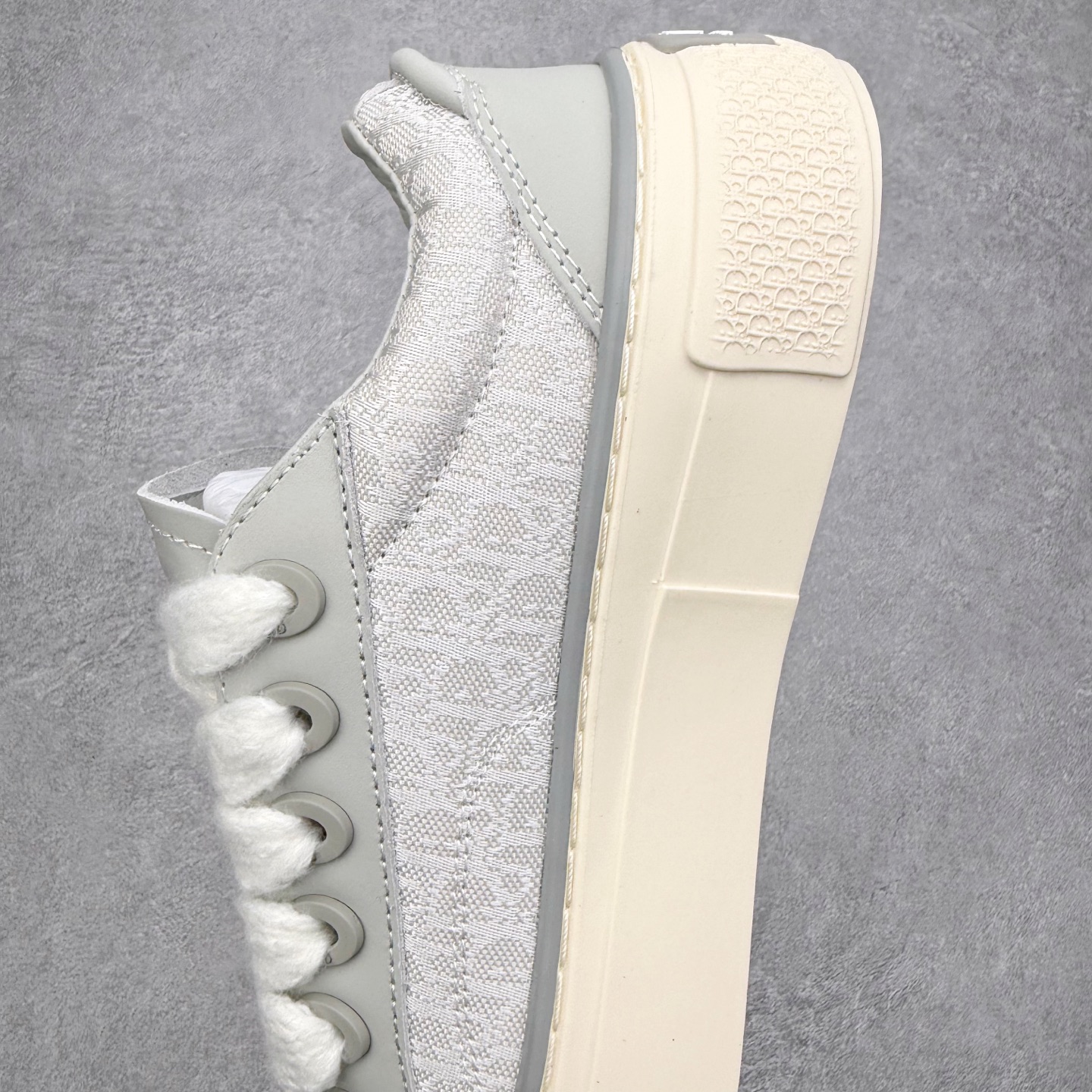 图片[7]-＃纯原 Dior B33 迪奥印花系带时尚运动板鞋网球鞋 全套原厂新版原纸板楦头开发 原厂特供皮料加持 原档数据大底 高频字母排版细节 还原 Zp 高端零售特供批次 2023秋季新品 彰显非凡的精湛工艺 重新诠释经典的网球鞋 时尚的廓形突显厚实感 采用全新的拉绒马海毛针织面料 突显柔软触感与富有层次感的流行色彩 搭配棕色绒面革镶片提升格调 别具一格的加垫鞋舌点缀以压花效果Dior标志 后侧点缀以Dior 30Avenue Montaigne标志 可为各式休闲造型增添时尚气质 尺码：40 41 42 43 44 45 46-选品中心